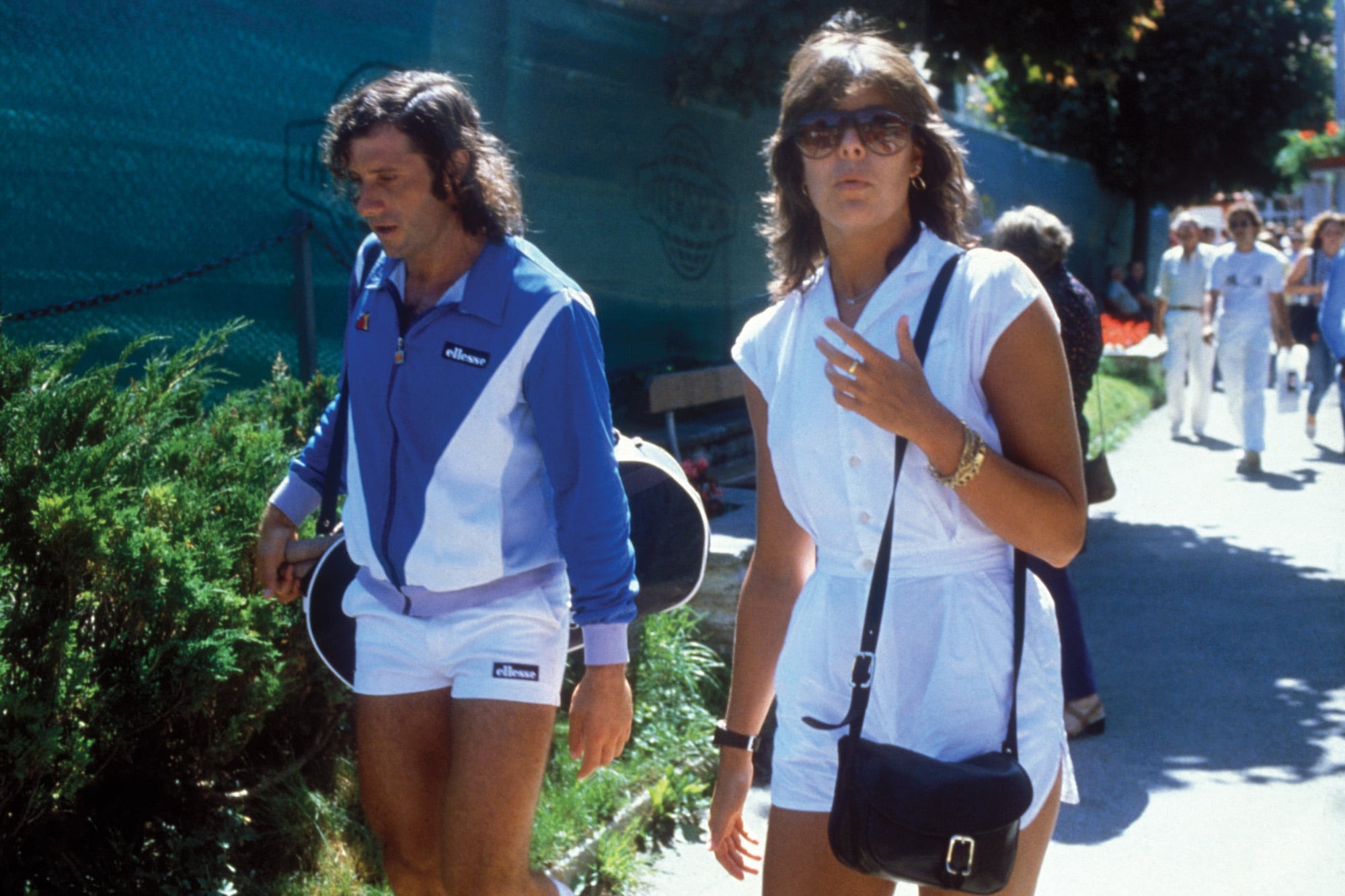 La princesse Caroline de Monaco et le joueur de tennis Guillermo Vilas le 6 juillet 1982 à Gstaad, Suisse. (Photo by Pool CAROLINE A 30 ANS/Gamma-Rapho via Getty Images)