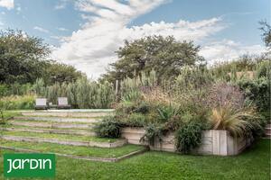 Un diseño que aprovechó el terreno ondulado y transformó el jardín en el centro de las vistas interiores