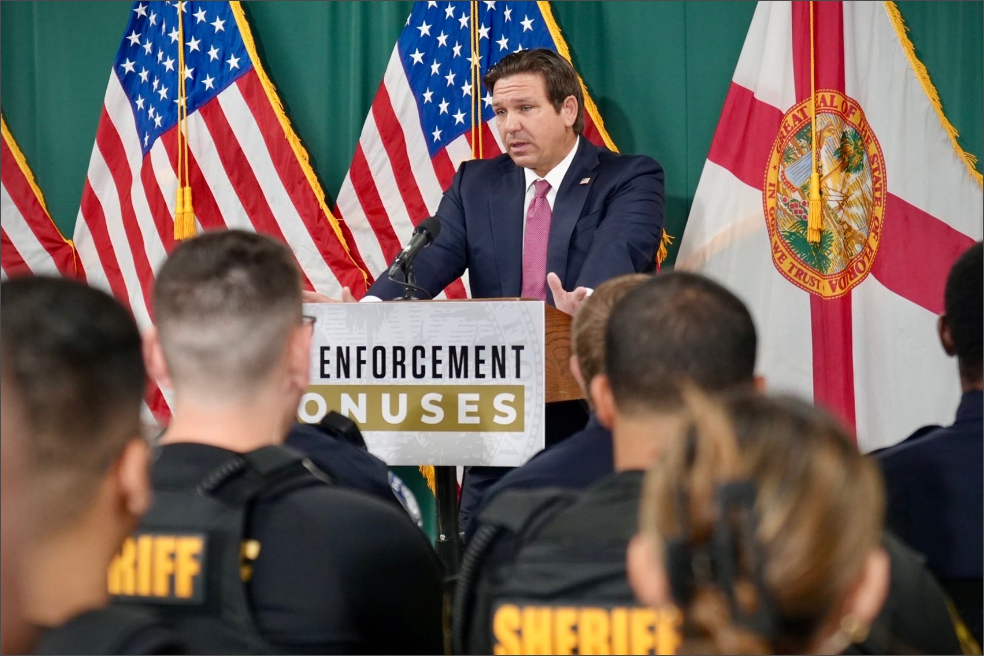 El gobernador de Florida, Ron DeSantis, anunció la entrega de un bono único de US$5000 para nuevos agentes de la policía