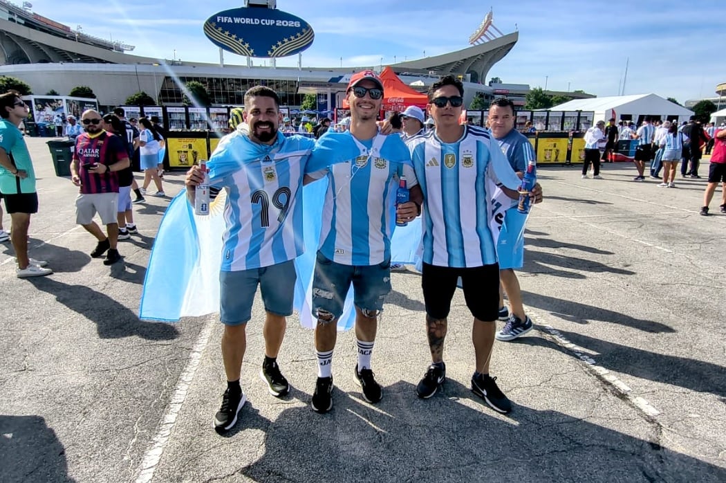 Los alrededores del estadio Arrowhead, donde debuta la selección argentina ante Argelia, son una marea de camisetas celestes y blancas