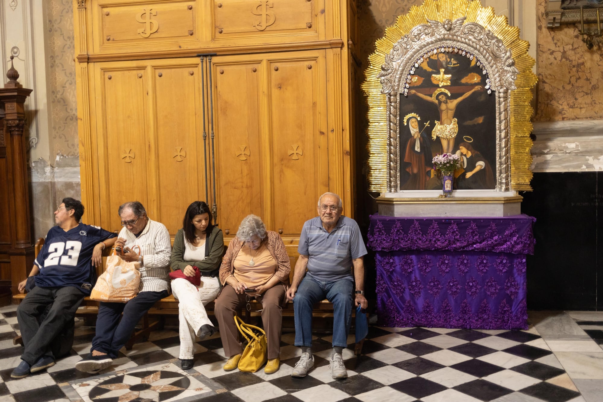 Vecinos y fieles participan del homenaje al papa Francisco