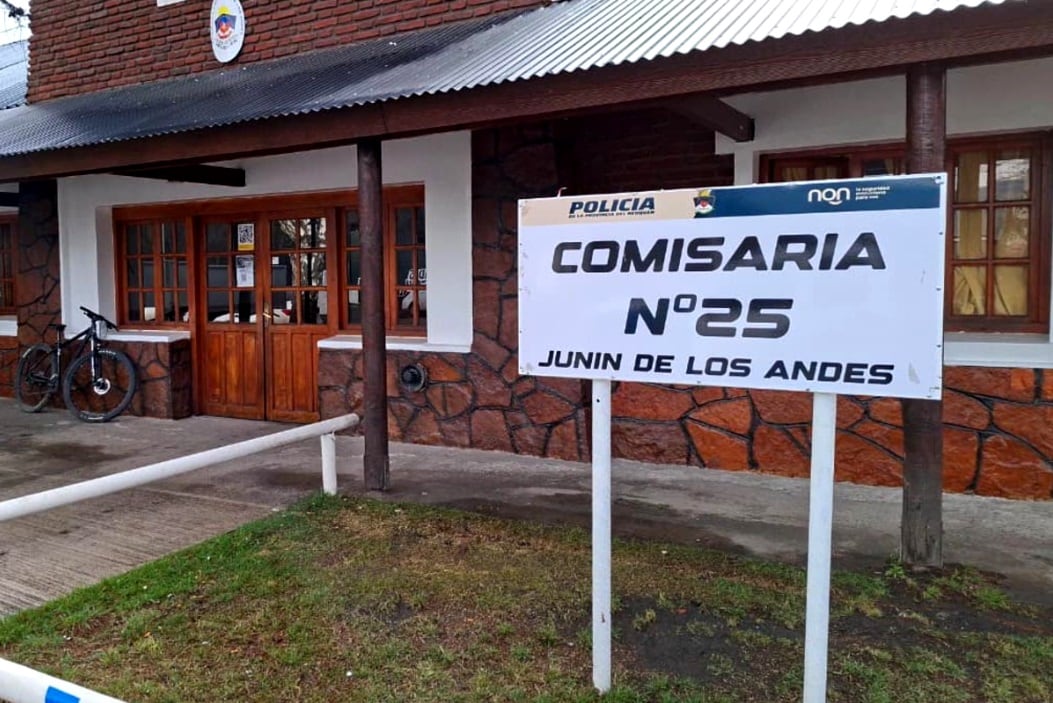 Hasta el parador se trasladaron efectivos del Destacamento de Pilo Lil y de la Comisaría 25 de Junín de los Andes
