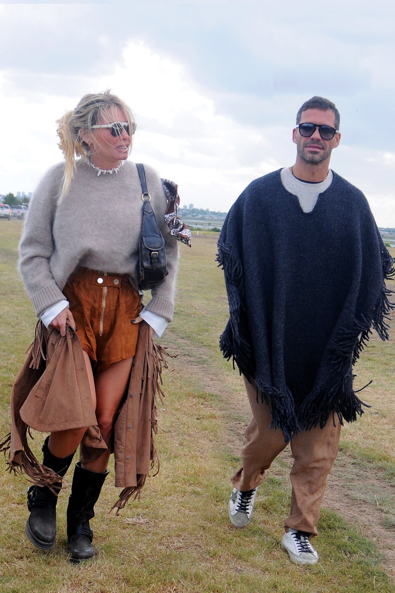 Cuero, gamuza, flecos y ponchos, infaltables en los looks más estilosos