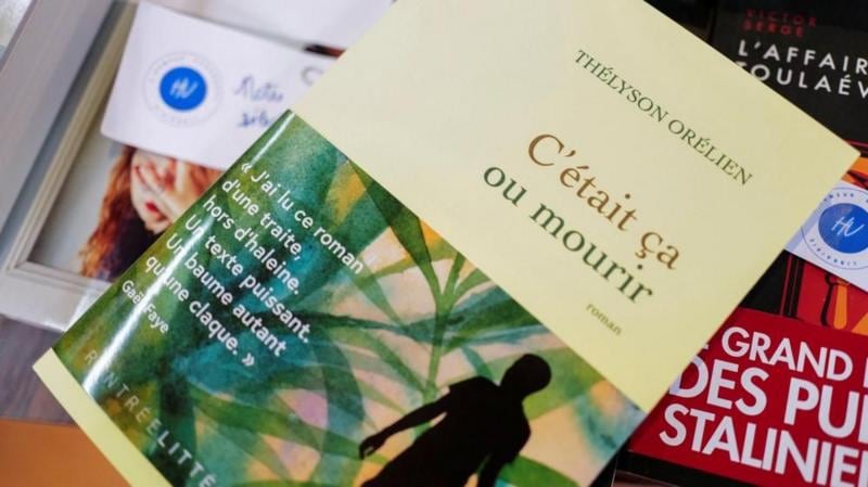 La primera novela de Orélien sigue en el ojo de la tormenta en Francia