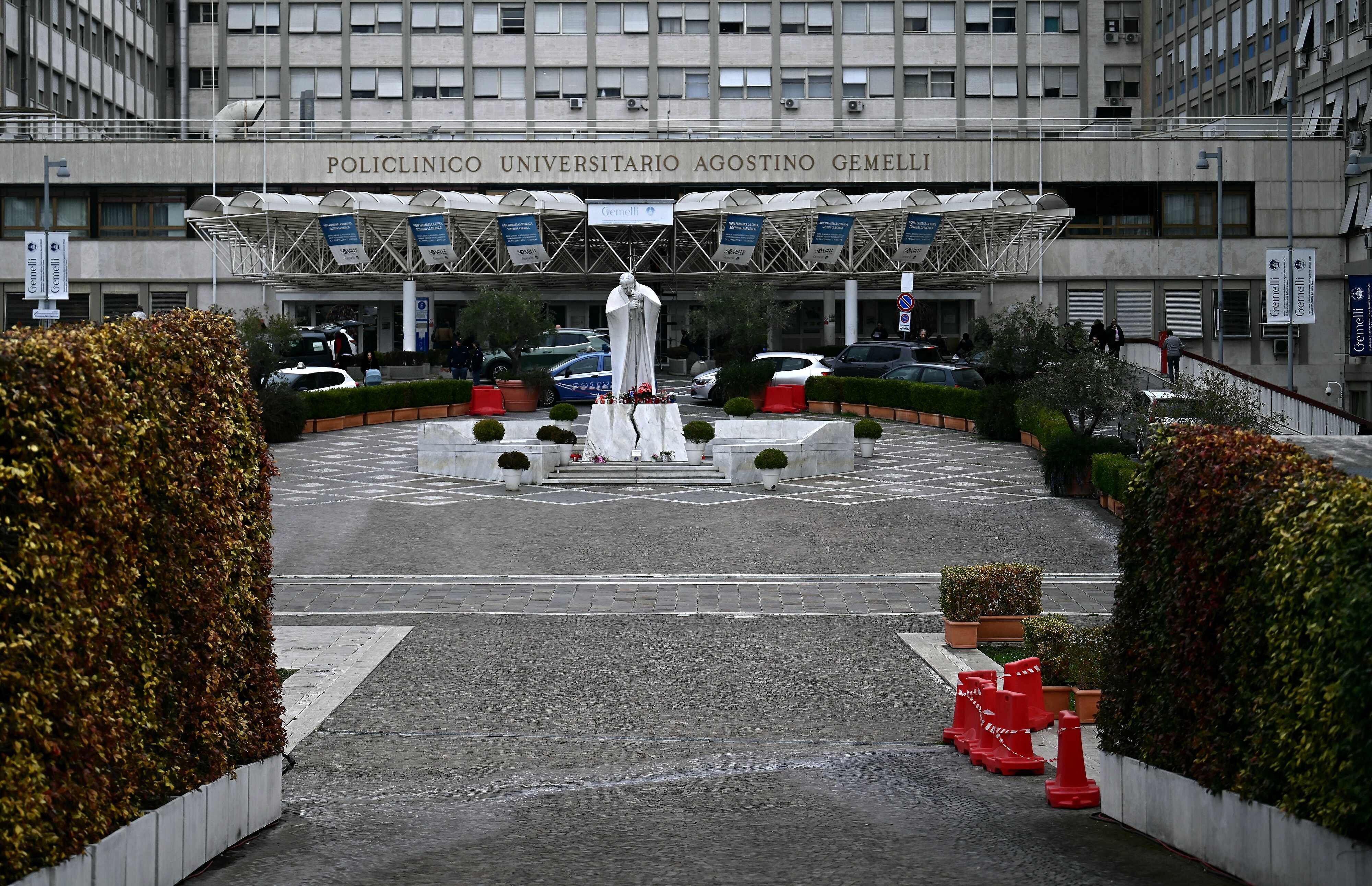 La entrada principal con la estatua del Papa Juan Pablo II fuera del hospital Gemelli donde el Papa Francisco está internado para pruebas y tratamiento de bronquitis en Roma, el 18 de febrero