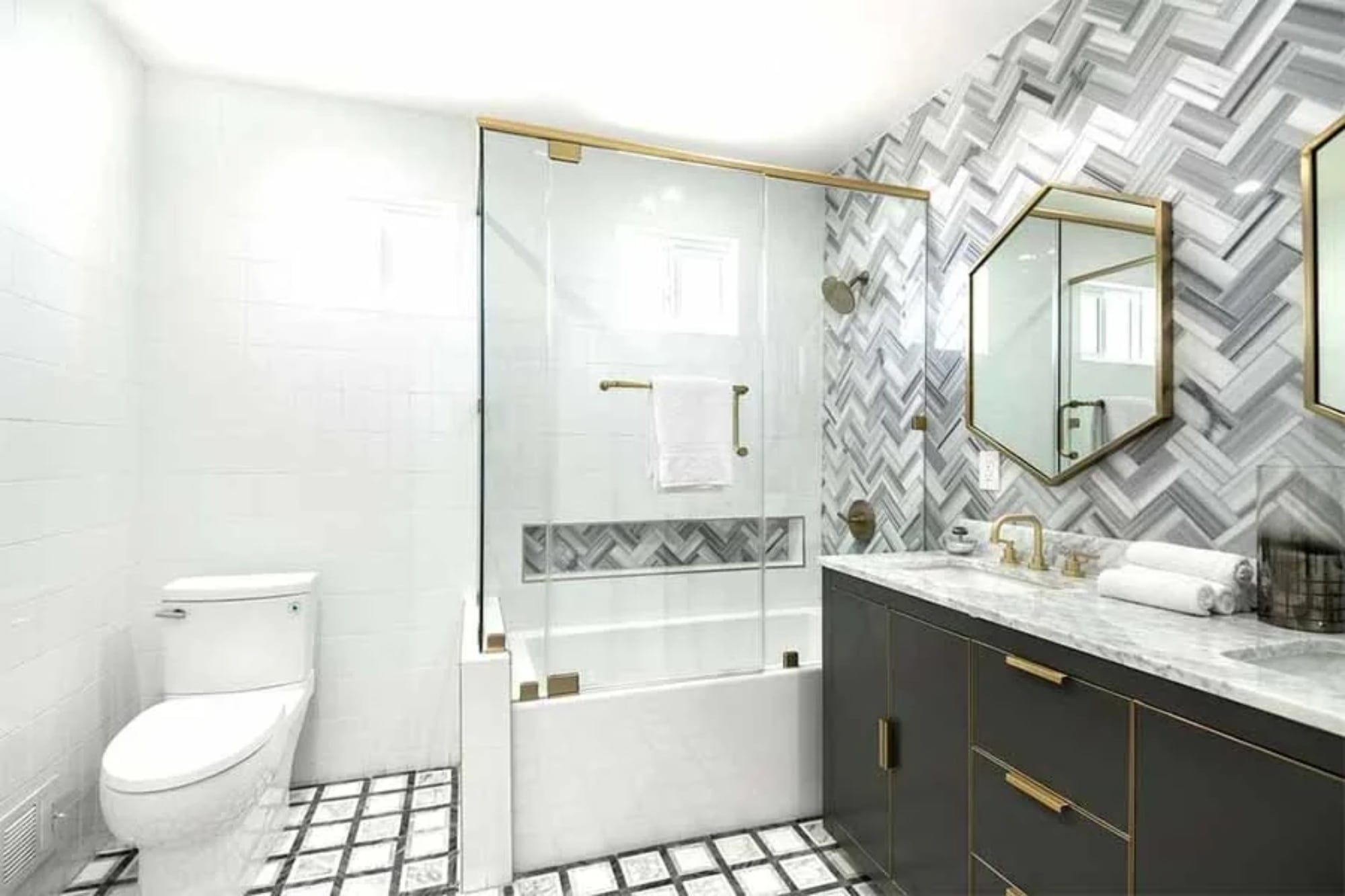 La combinación de texturas y geometría en piso y paredes