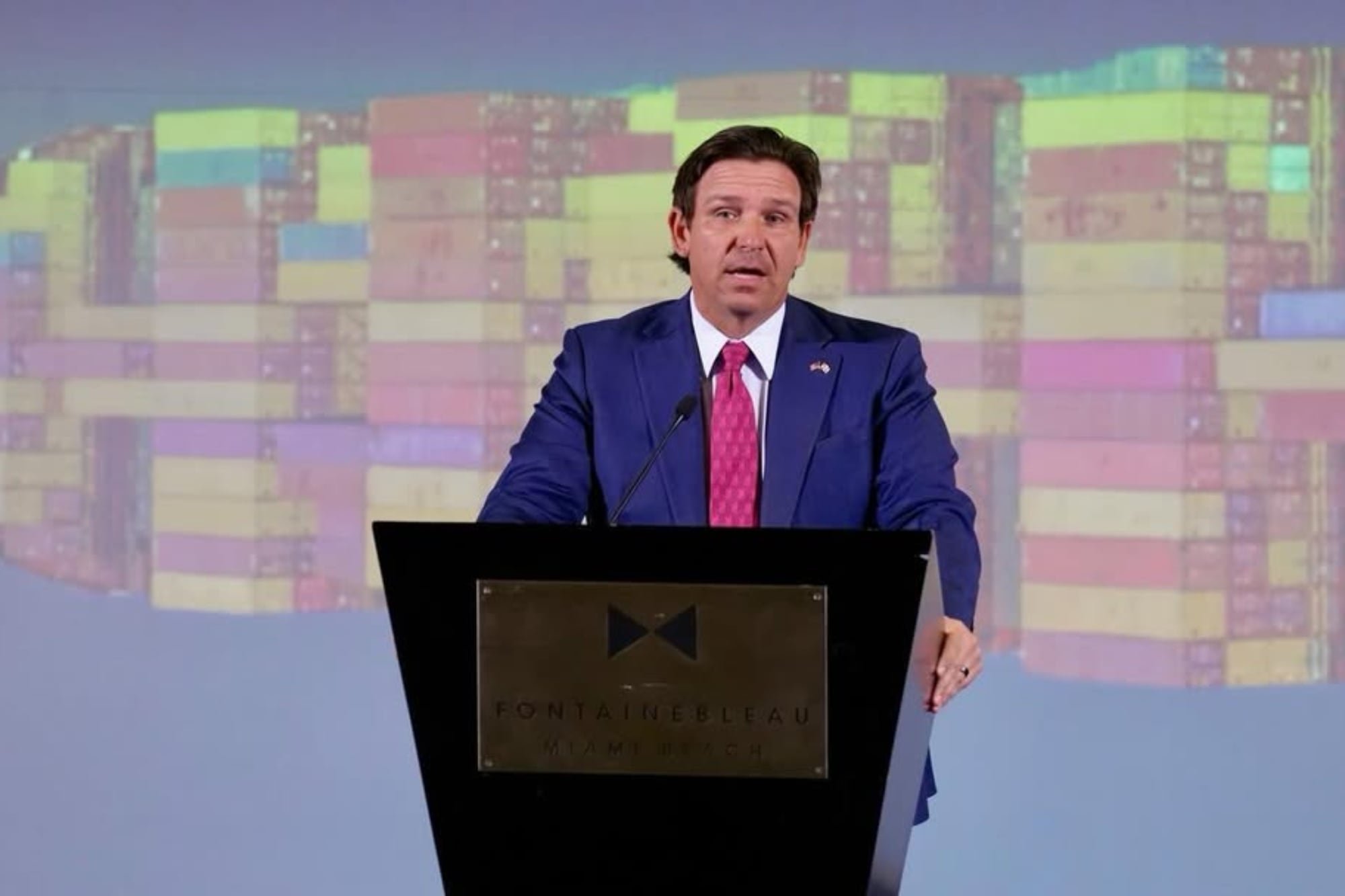 La ley aprobada por DeSantis prohíbe el uso de fondos públicos en cuestiones relacionadas con la DEI