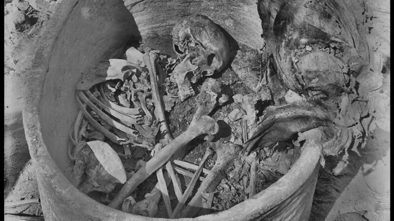 Los restos fueron descubiertos en 1902 en un ataúd de cerámica