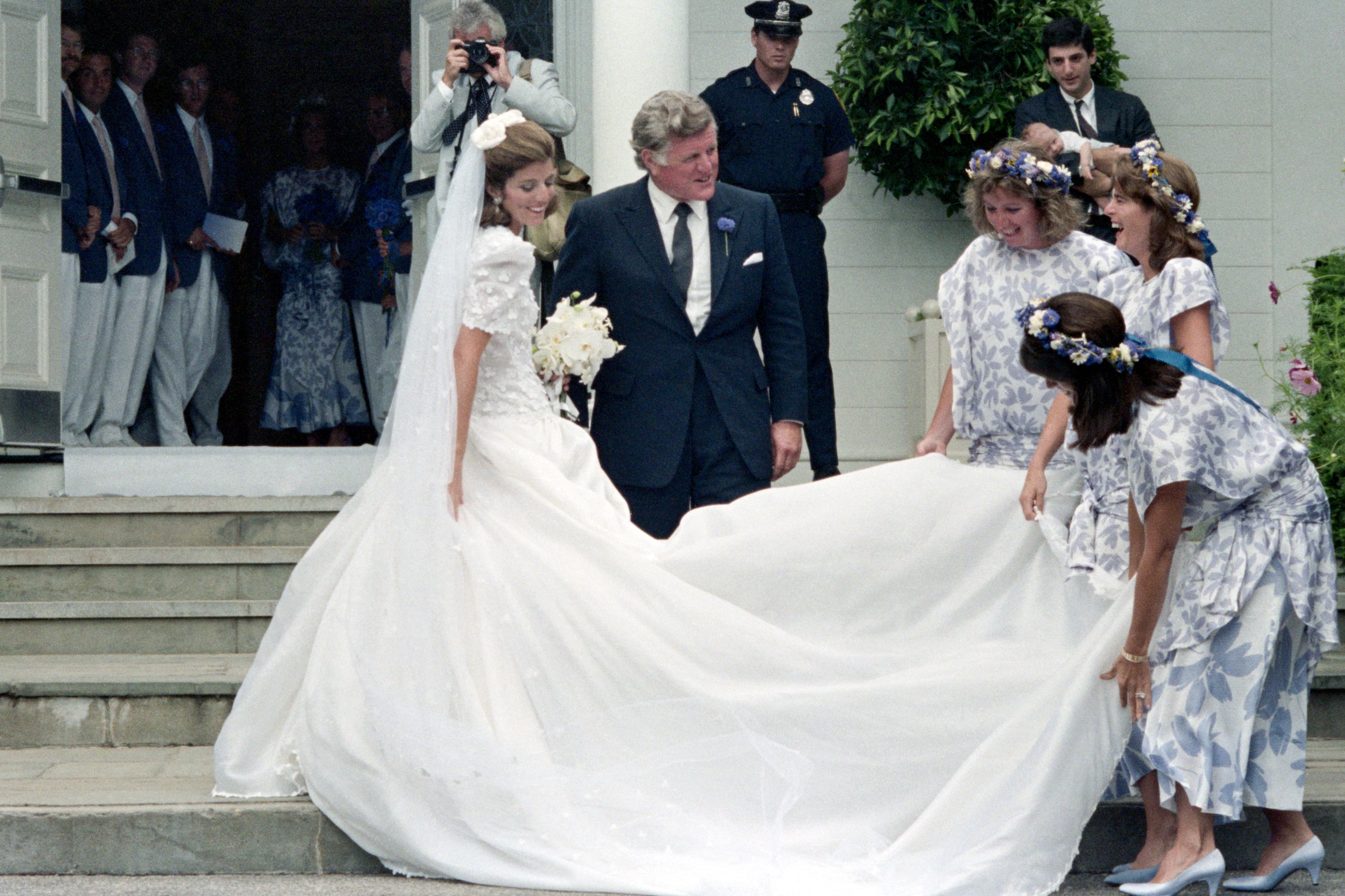 El 19 de julio de 1986, después de cinco años de relación, Caroline se casó con el diseñador Edwin
Schlossberg en la iglesia católica Nuestra Señora de la Victoria, en Cape Cod. Llevó un vestido de Carolina Herrera, que entonces no era tan famosa y este traje de novia la instaló en el olimpo fashion. Su hermano John ofició de padrino y su tío Ted la llevó al altar. Entre las siete damas de honor, estaban sus primas
Maria Shriver y Courtney Kennedy Ruhe