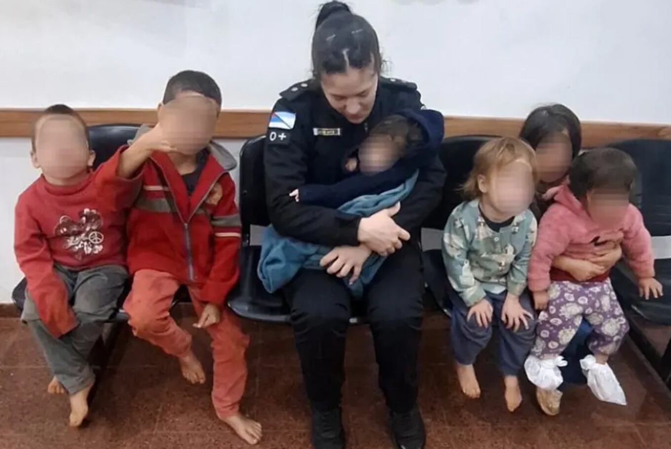 Detuvieron a un hombre que manejaba alcoholizado con sus seis hijos a bordo y una policía amamantó al más chico