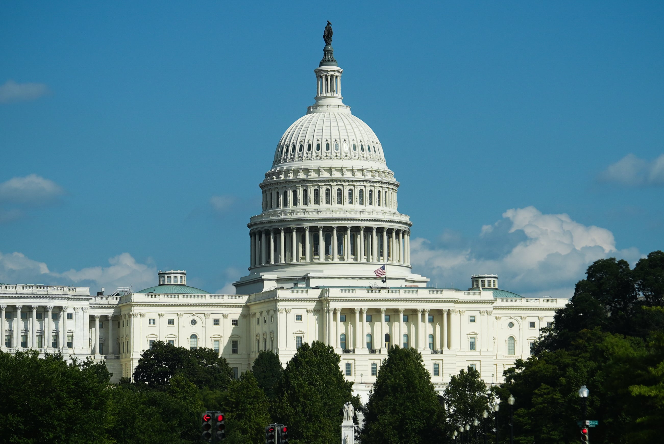 El Capitolio de Estados Unidos, visto desde la Avenida Pensilvania. Varios legisladores reaccionaron contra la medida de Trump