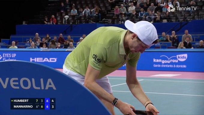 La extraña situación de Ugo Humbert: en medio del partido fue a revisar su celular y no volvió a ganar un punto