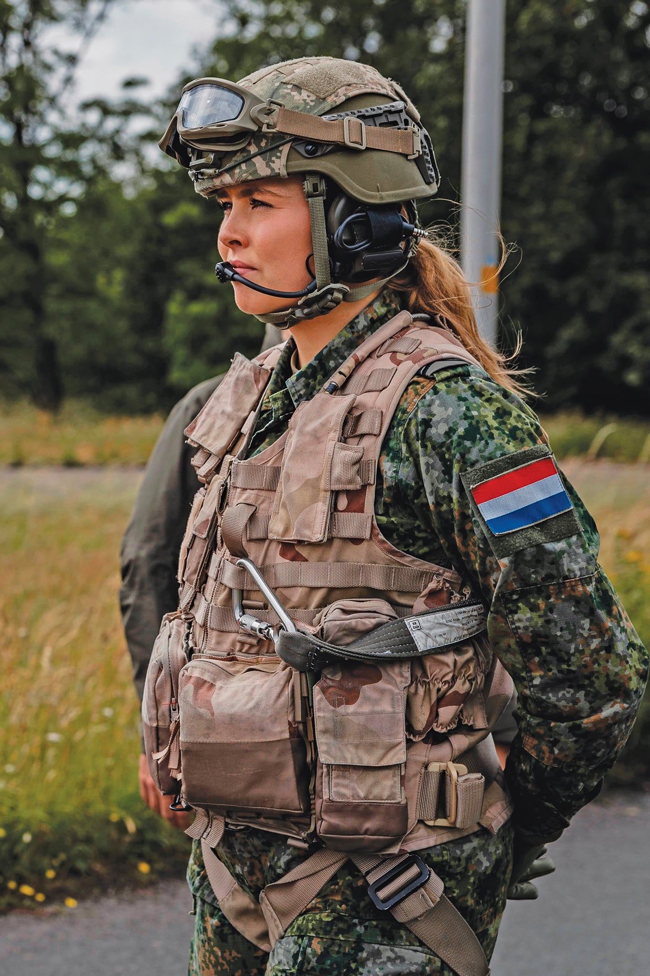 En 2025, la princesa de Orange se sumó al programa de Defensity College, diseñado para acercar a estudiantes universitarios y de nivel superior al ámbito militar. Allí combina clases teóricas, entrenamientos y tareas en el Estado Mayor de la Defensa, trabajando uno o dos días por semana