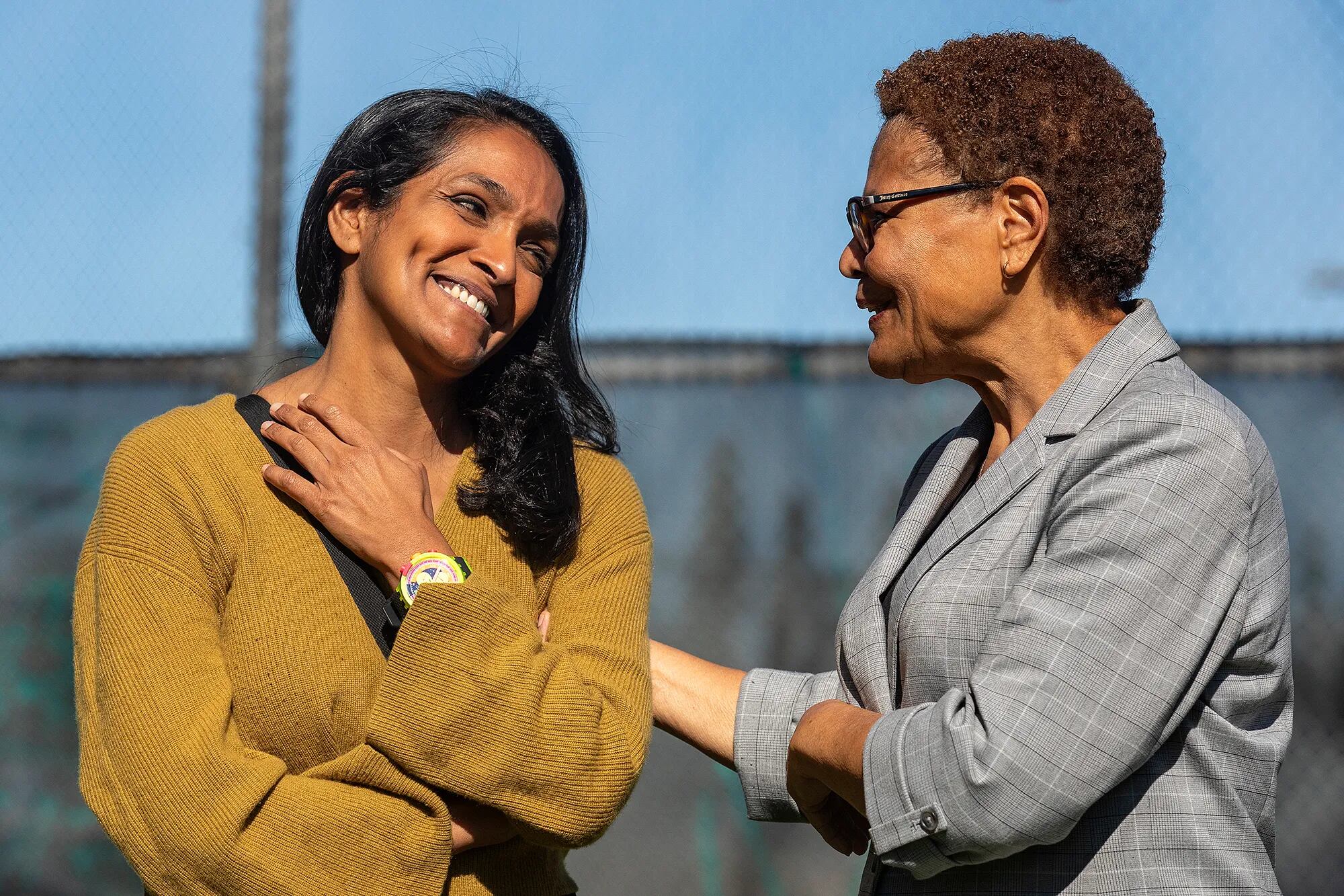 Karen Bass enfrentará en las elecciones para la alcaldía de Los Ángeles a su antigua aliada Nithya Raman