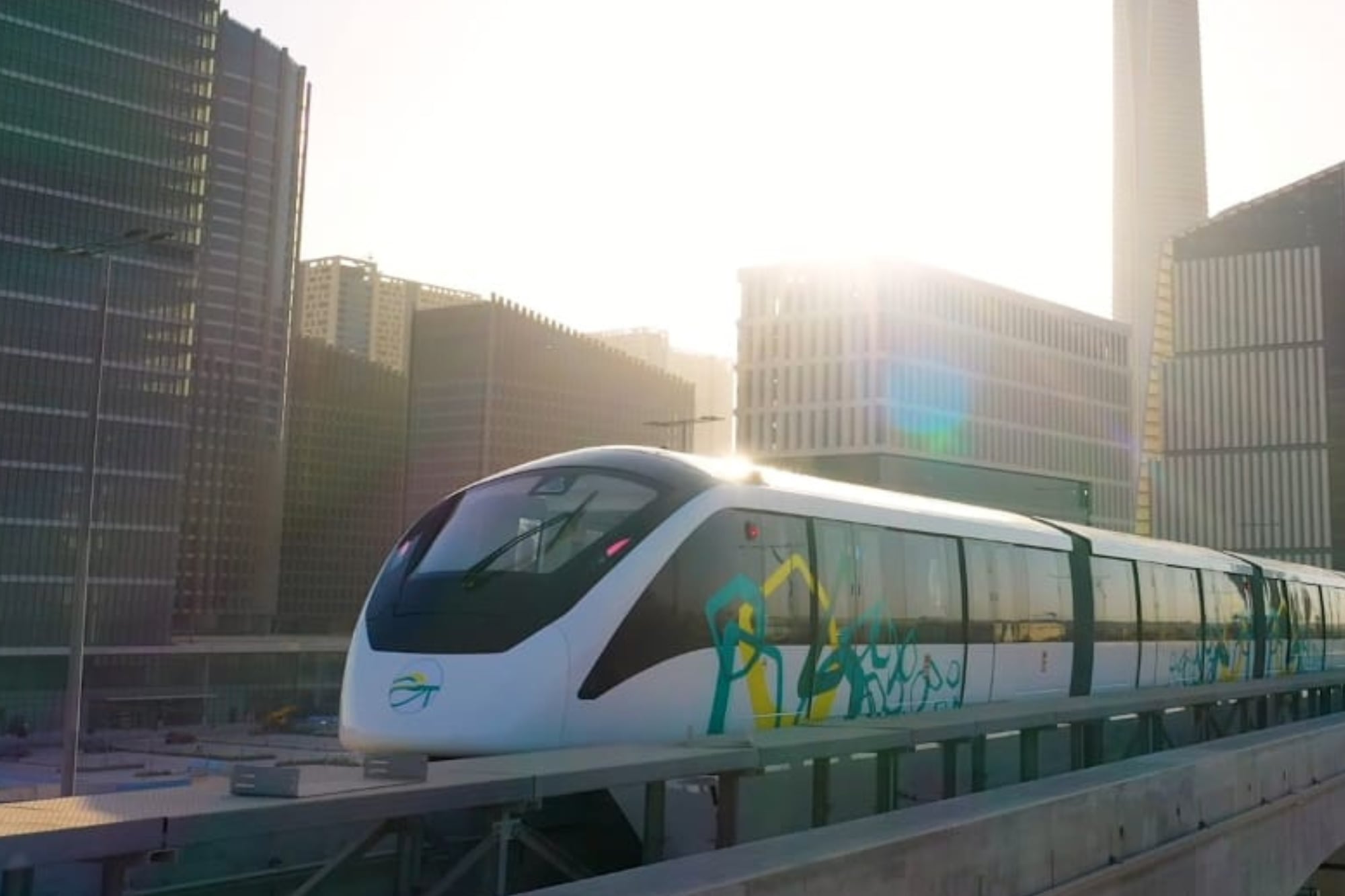 Los convoyes eléctricos circulan sobre estructuras elevadas construidas con hormigón prefabricado
