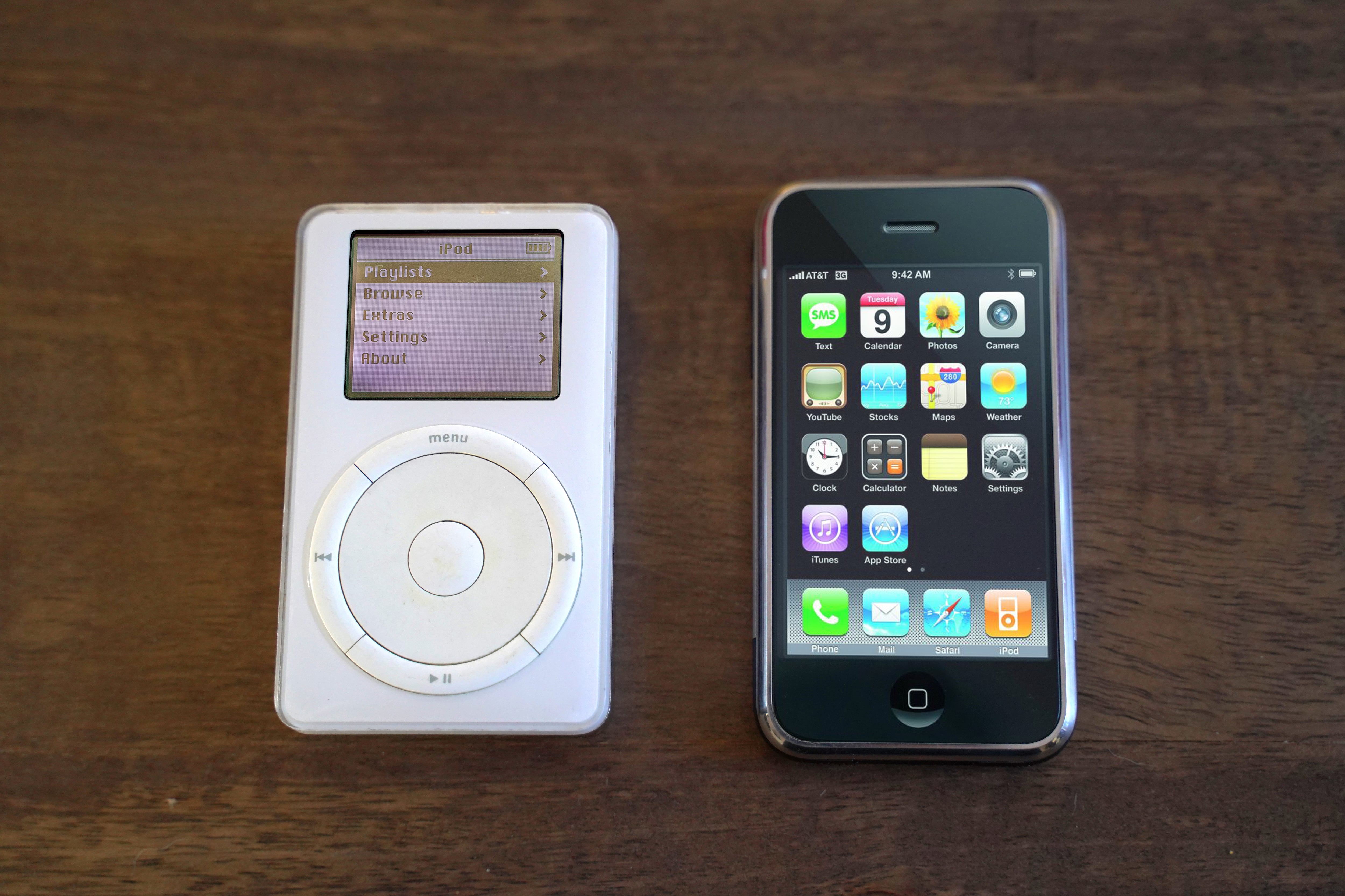 El declive del iPod (como del de los demás reproductores de MP3) llegó con la era del smartphone moderno, iniciada en 2007 con el iPhone