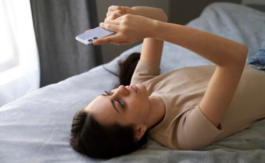 Además de problemas relacionados con la salud mental, usar el celular de manera prolongada puede afectar a tu cuerpo