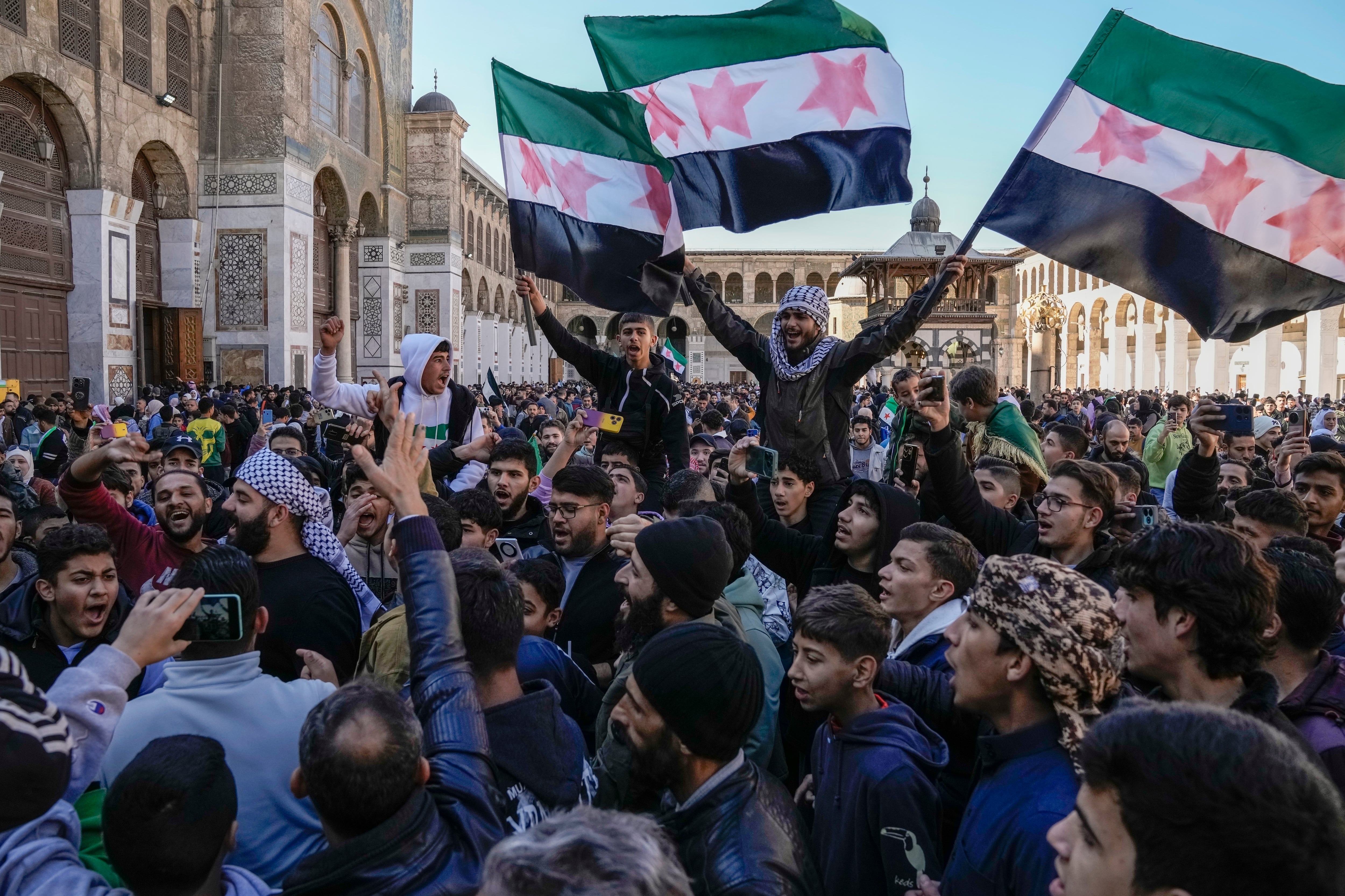 Sirios celebran tras la caída de Bashar al-Assad en Damasco, el 13 de diciembre del 2024. (AP/Leo Correa)