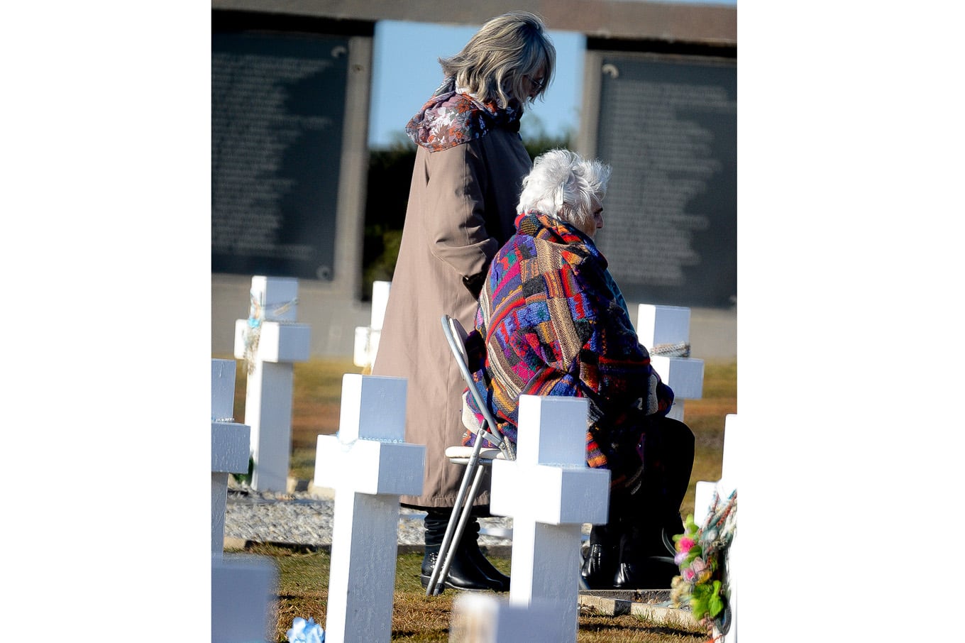 Malvinas: en una histórica ceremonia las familias de 90 soldados pudieron rendirles homenaje en tumbas con nombre, hubo aplausos para el militar británico que los sepultó