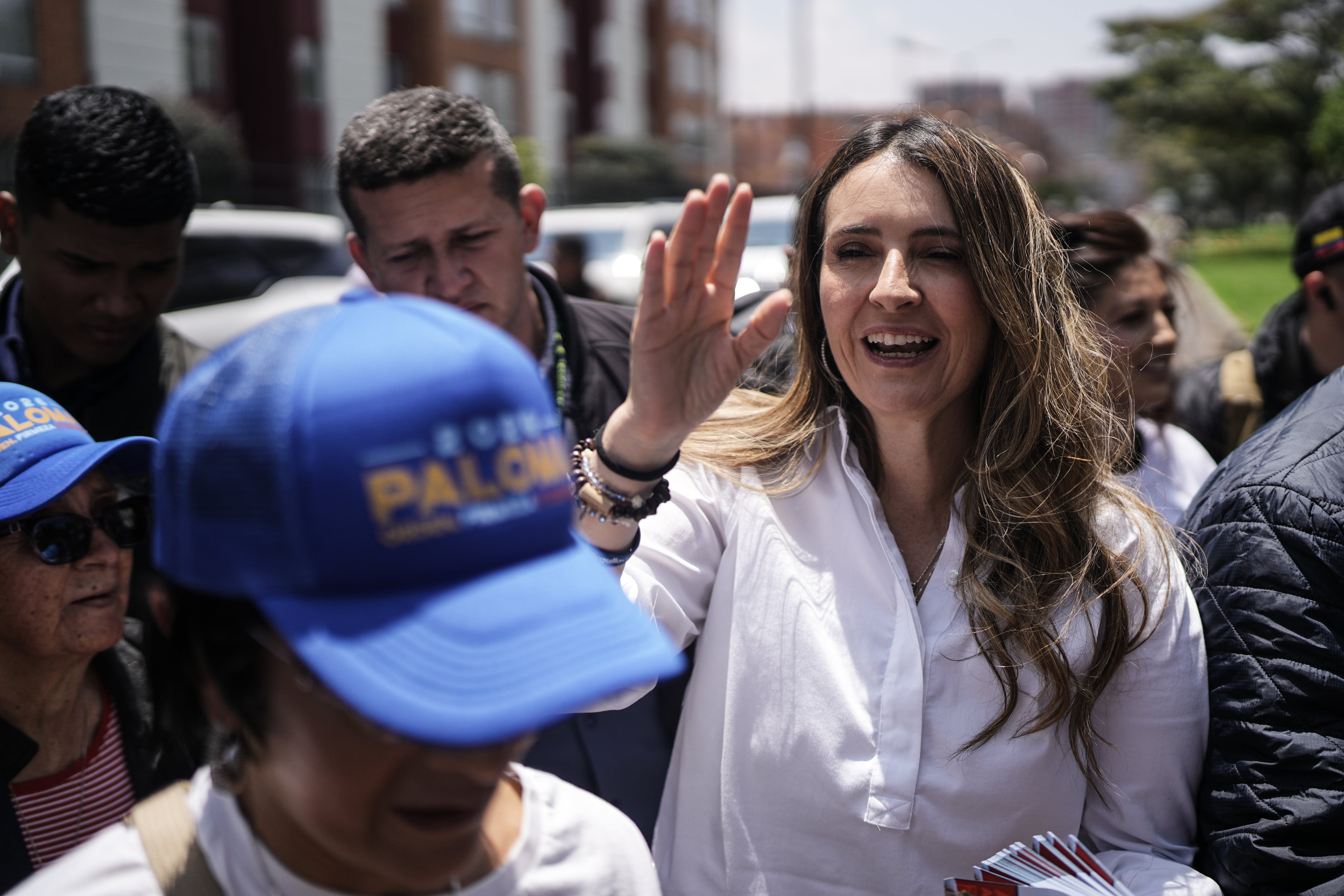 Paloma Valencia saluda a sus partidarios durante un mitin de campaña en Bogotá, Colombia, el 1 de marzo de 2026