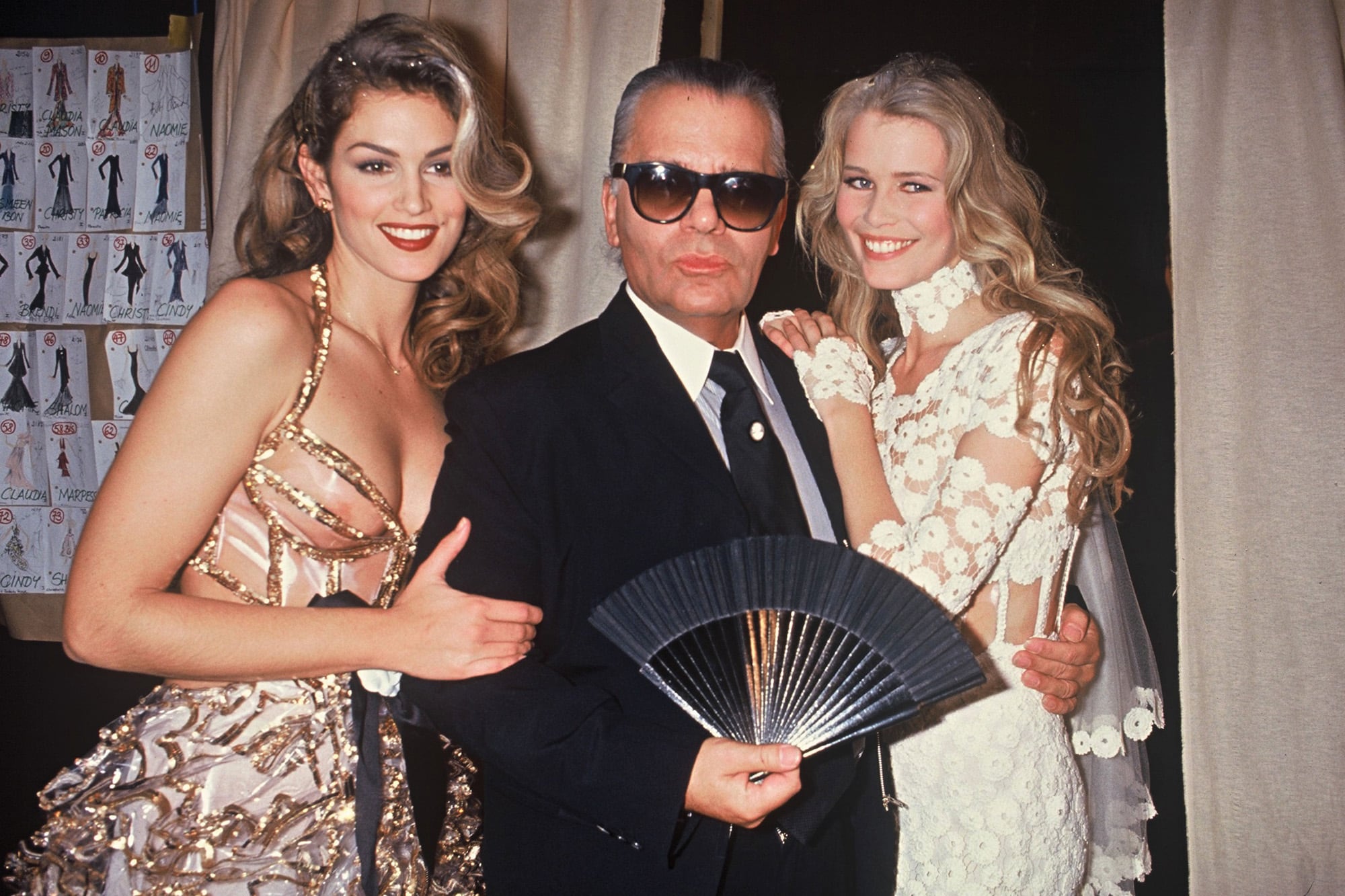 Cindy con Karl Lagerfeld y Claudia Schiffer durante un desfile de Chanel en París, en 1993