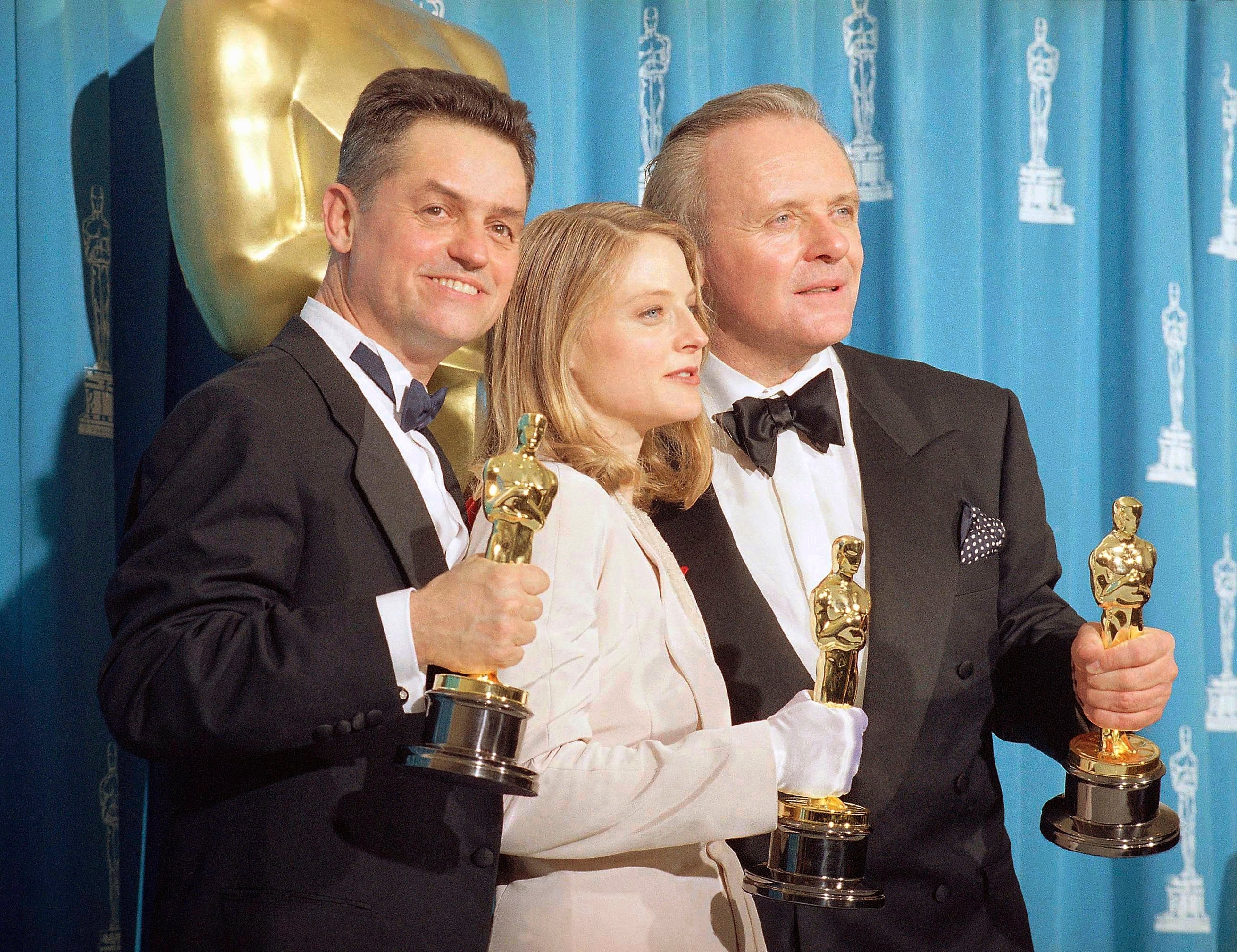 Jonathan Demme, Jodie Foster y Anthony Hopkins con tres de los cinco Oscar que recibieron por El silencio de los inocentes en 1992