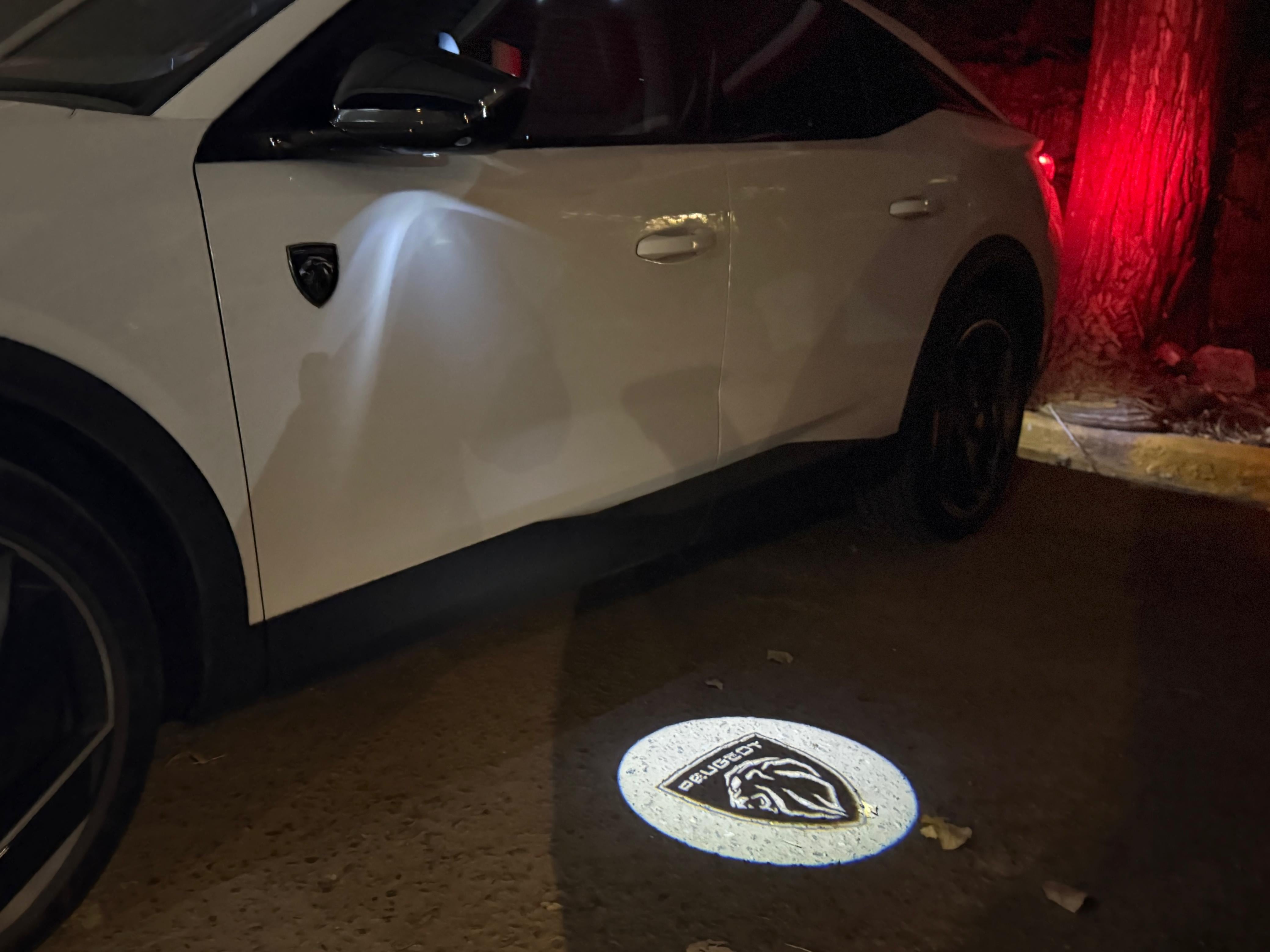 Al abrirlo, proyecta el logotipo de la automotriz