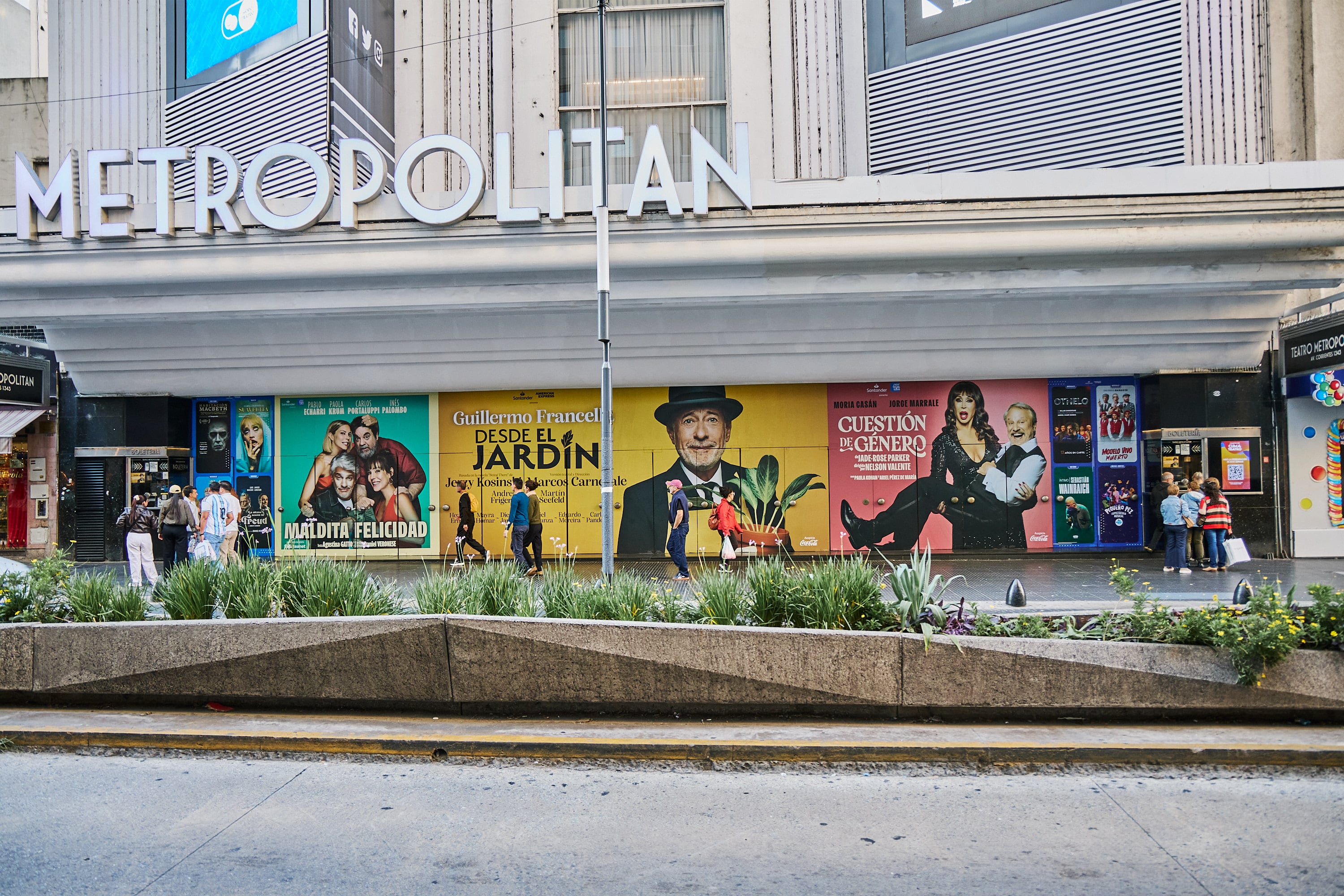 Fachada actual del Metropolitan con el protagonismo de Francella con su propio jardín