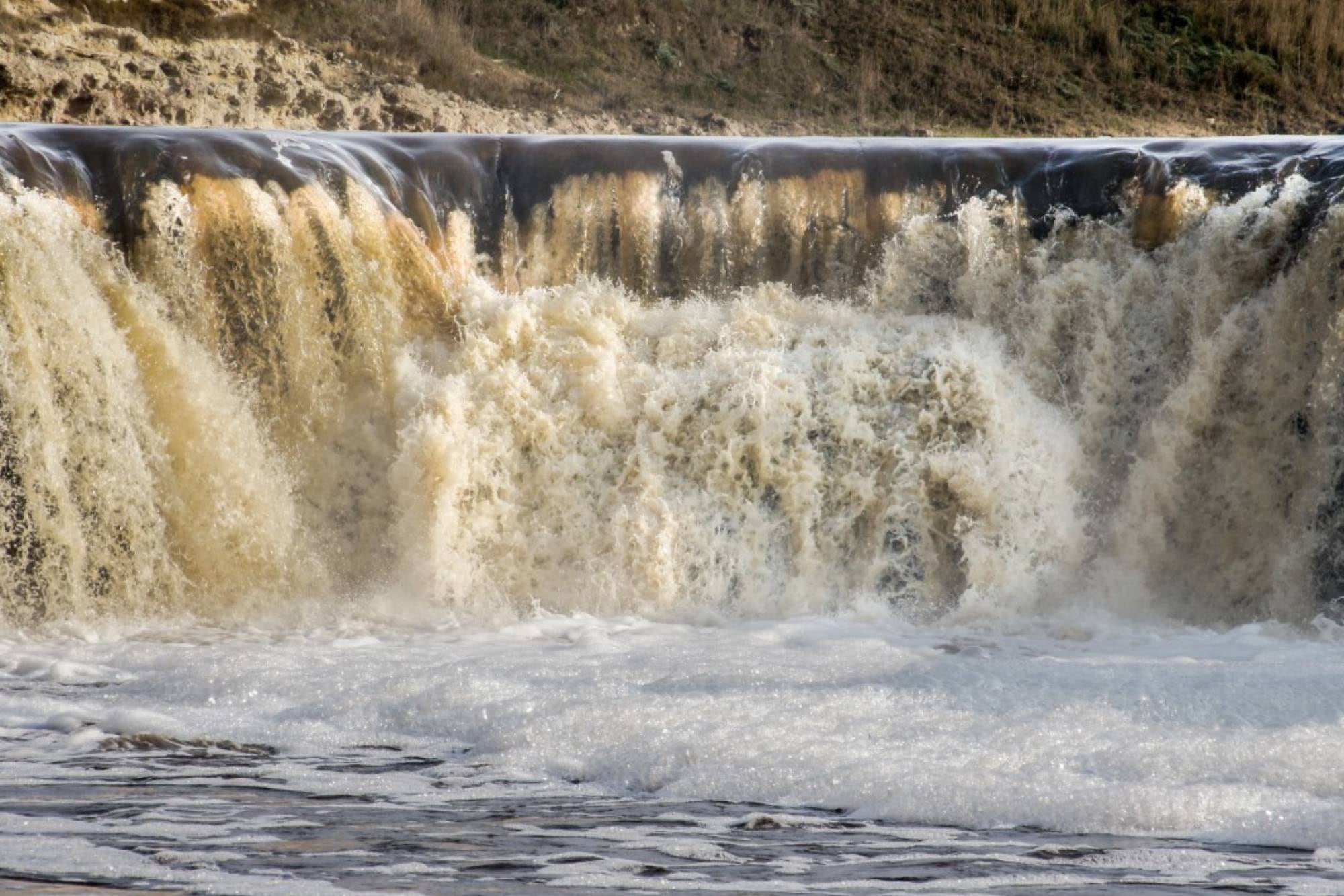 Ni la Patagonia ni el Norte: la cascada más alta de Buenos Aires que parece salida de un sueño