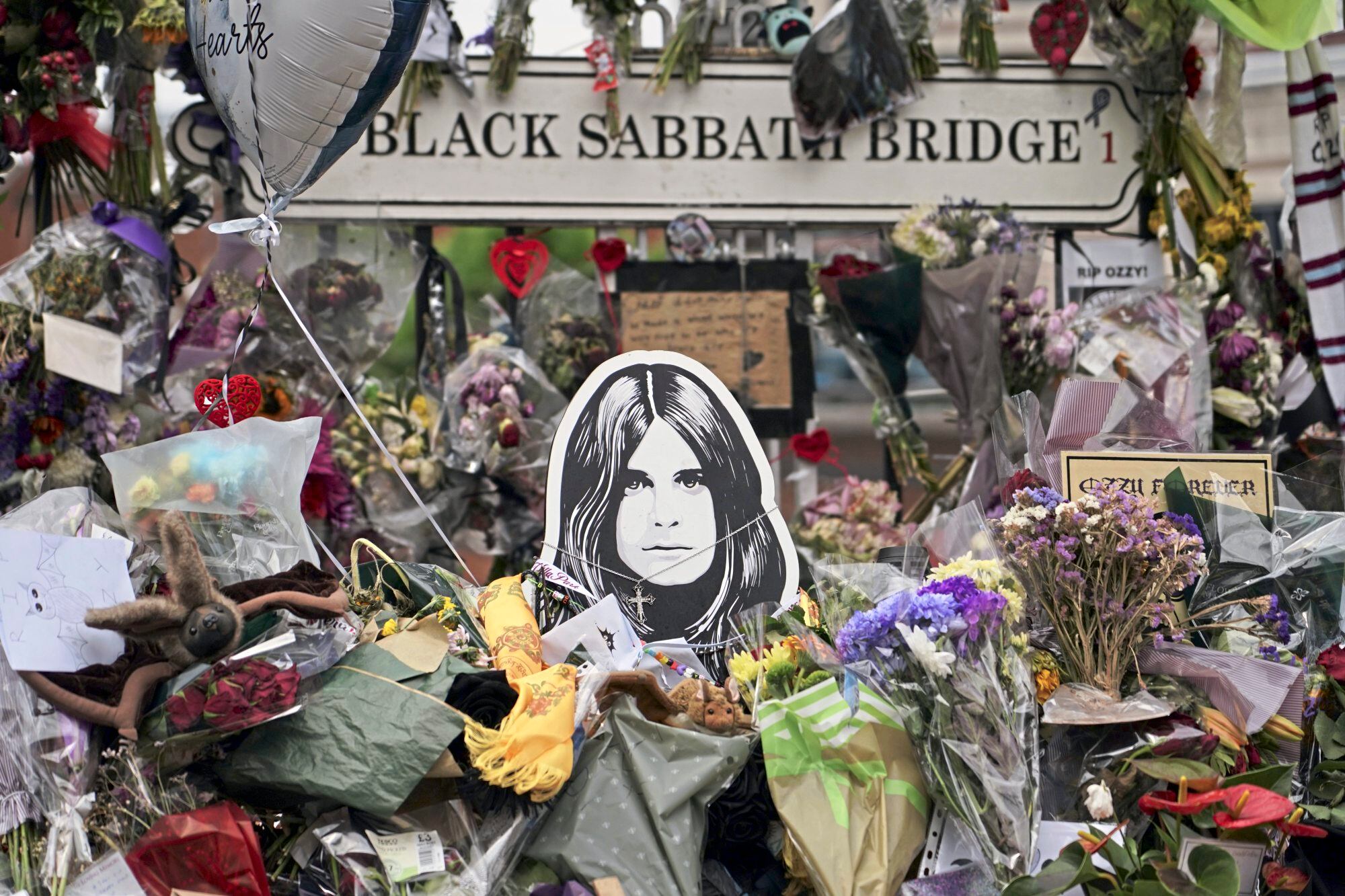 Desde el momento de su muerte, el puente Black Sabbath se ha convertido en un lugar central para expresar el afecto hacia el líder