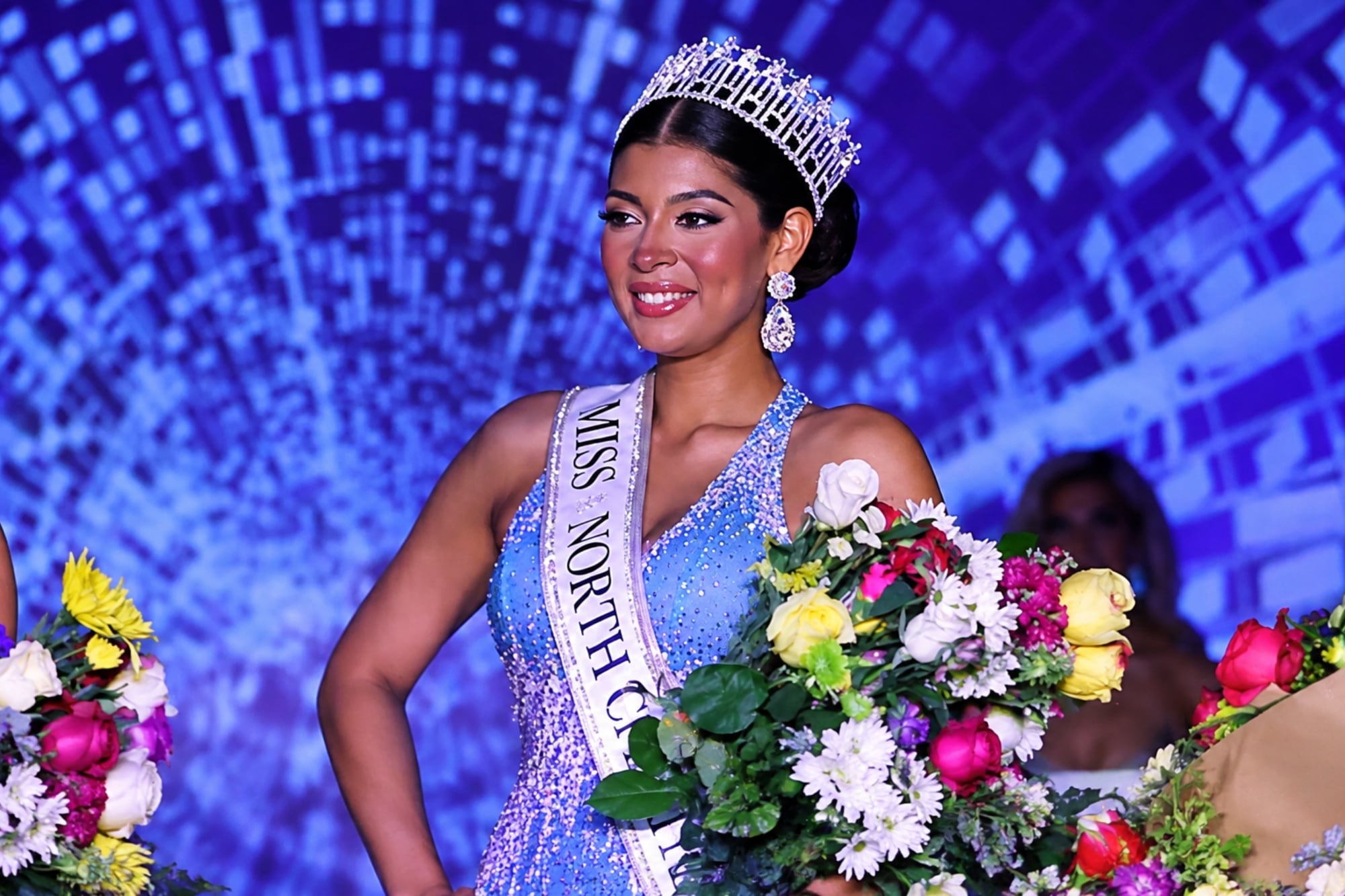 Oficial: la investigación del Miss USA por la que destituyeron a North Carolina, la reina de origen latino 6 Brittany Boltinhouse perdió la corona de Miss North Carolina USA 2026 semanas antes del certamen nacional tras una investigación por antiguas publicaciones en redes sociales
