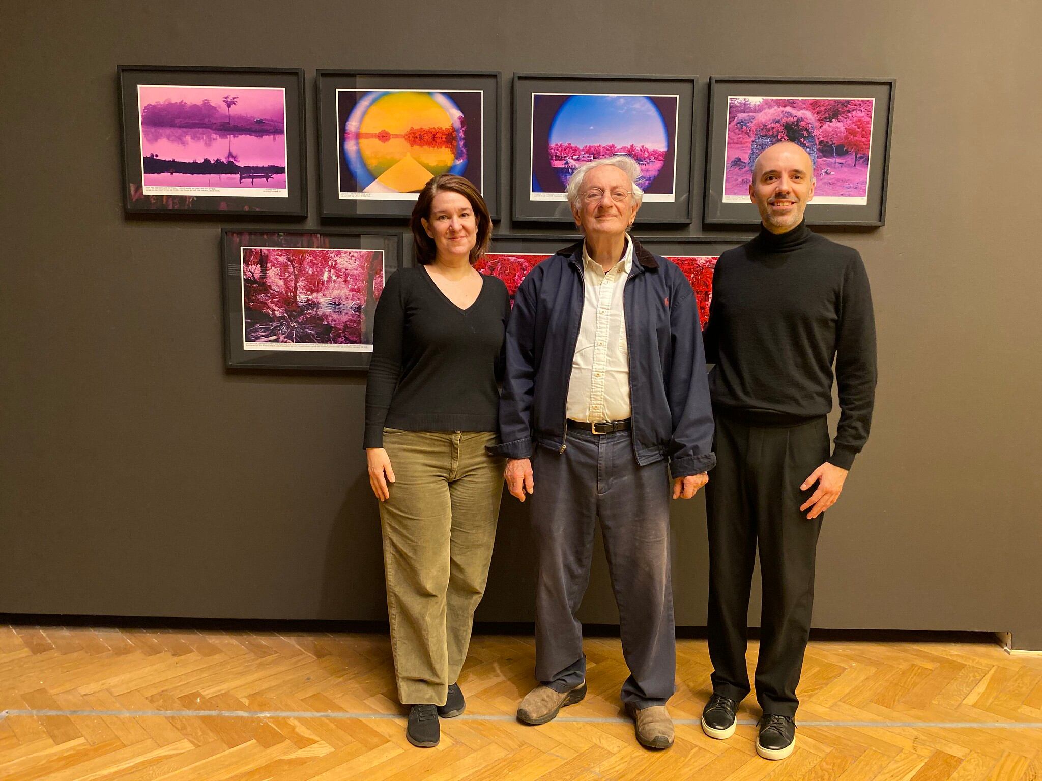 Katz en el Bellas Artes con su obra y los curadores de la muestra, Mariana Marchesi y Francisco Lemus