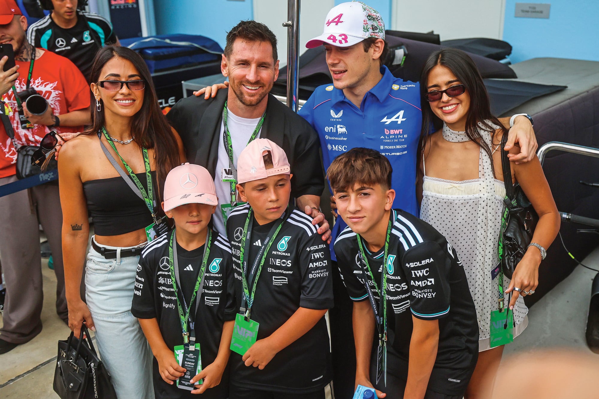La pareja posó con Lionel Messi, Antonela Roccuzzo y sus hijos, Ciro, Mateo y Thiago