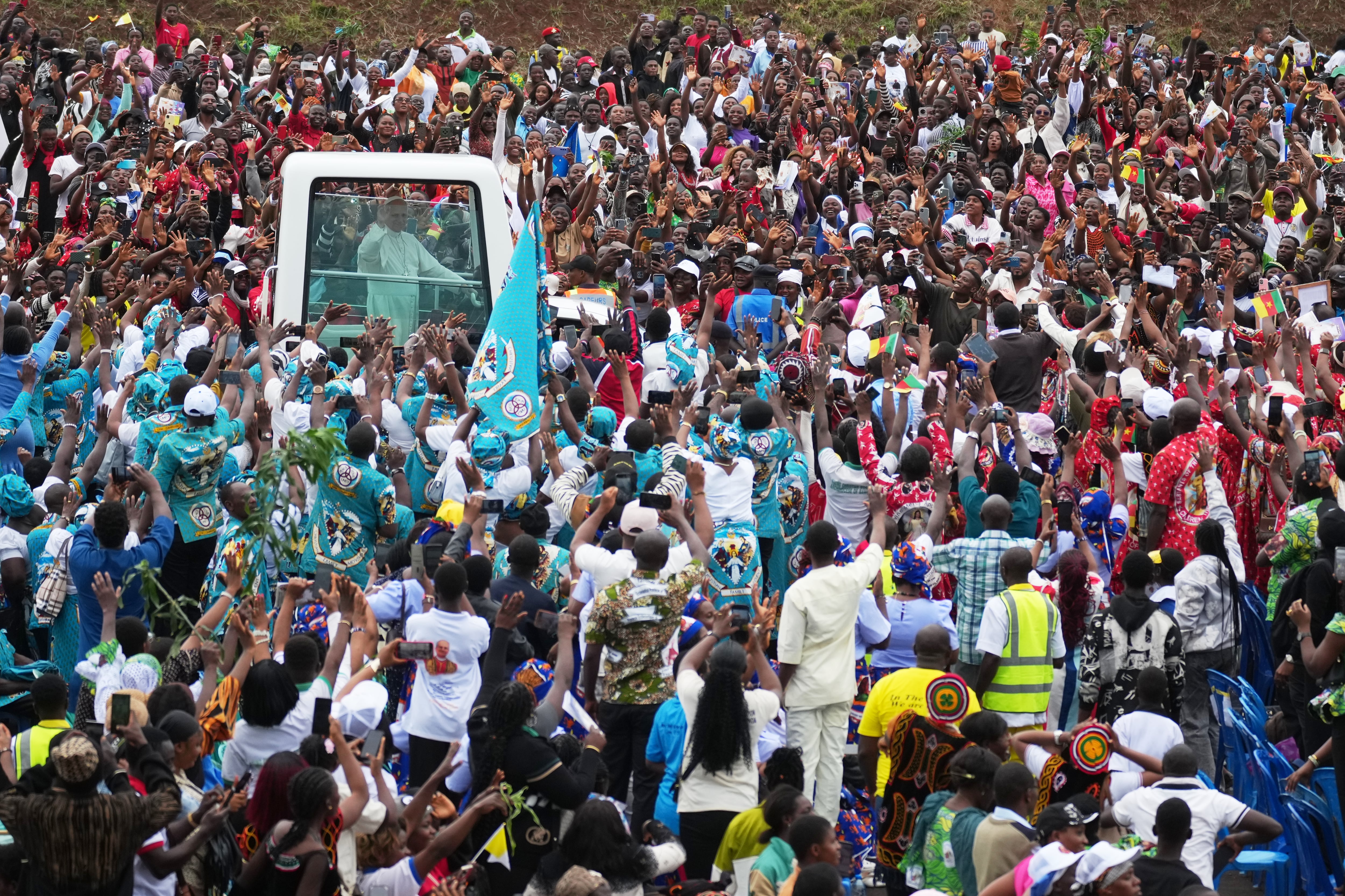 El papa León XIV llega al aeropuerto de Bamenda para oficiar una misa, en Camerún