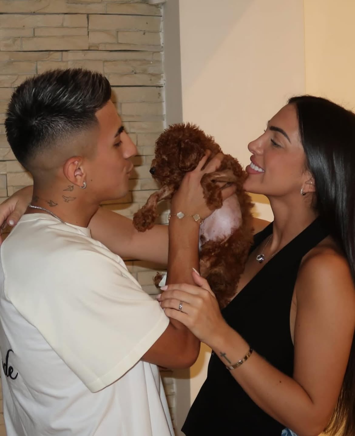 Thiago Almada y Antonella con su perrito
