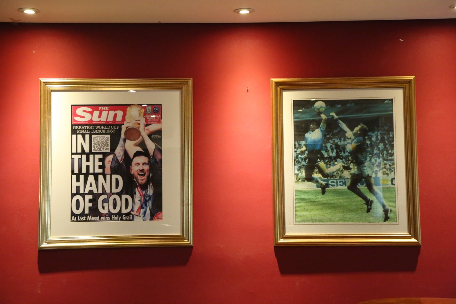 Cómo es The Hand of God, el pub británico oculto en La Isla que rinde homenaje a Messi y a Maradona 12 La ambientación juega con la temática de “La Mano de Dios” y cuenta con tapas de diarios de la época además de la reveladora fotografía del mexicano Alejandro Ojeda Carbajal, única imagen que muestra a Maradona tocando el balón con su puño. También hay enmarcada una tapa del diario The Sun que refleja la consagración de Argentina (y Lionel Messi) en el Mundial de Qatar 2022.