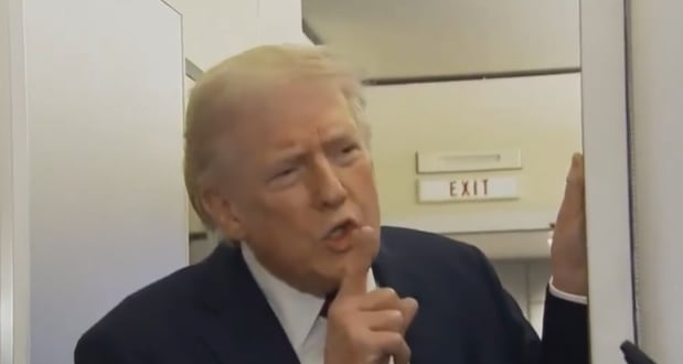 Trump ahonda sus críticas a los medios por la cobertura de la guerra y calla a una periodista en el Air Force One