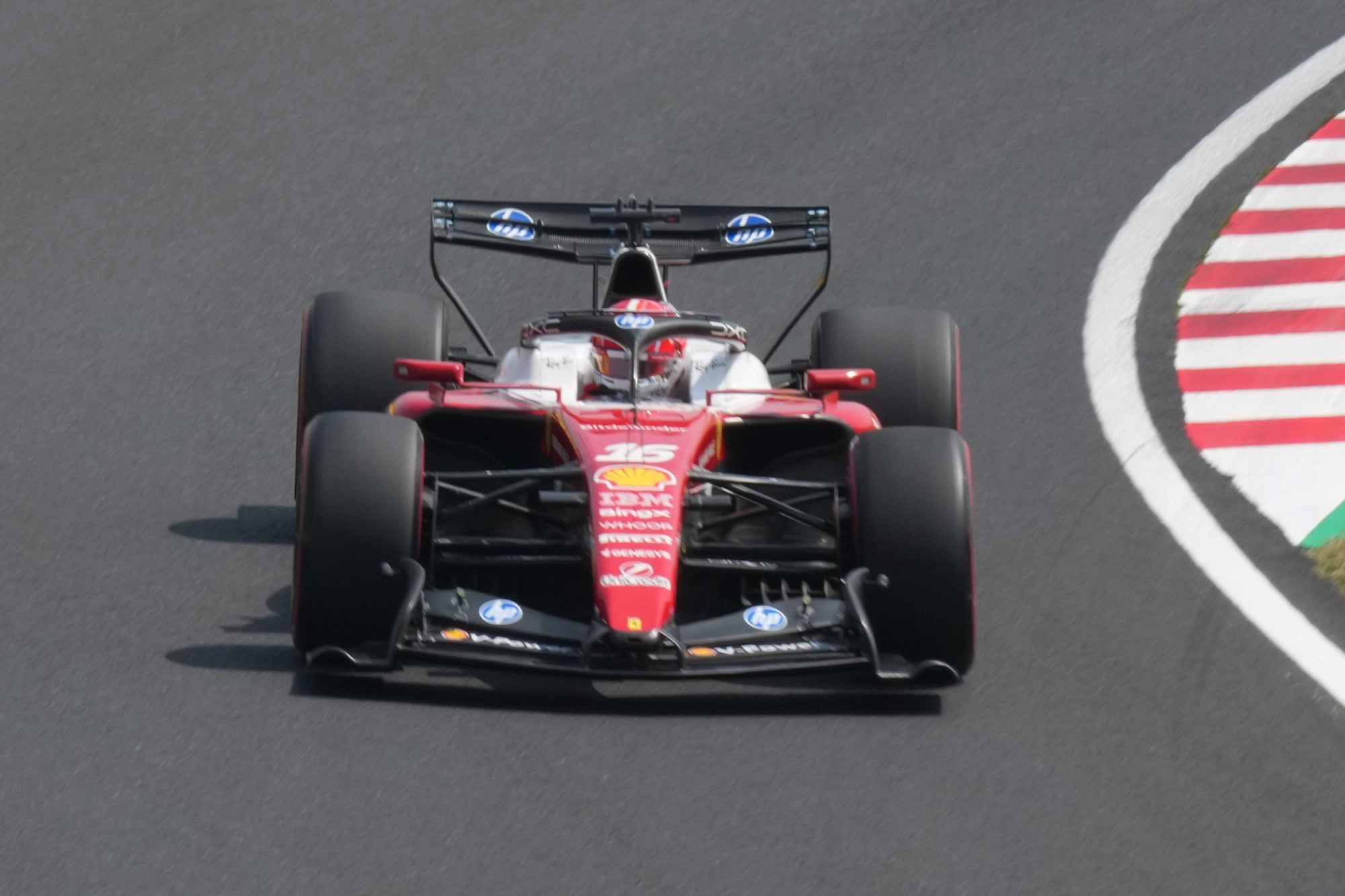 Charles Leclerc y su Ferrari aparecen este sábado como los máximos desafiantes de los Mercedes en Japón.