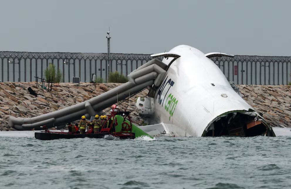 Tragedia en Hong Kong: un avión se salió de la pista al aterrizar, cayó al mar y murieron dos personas .