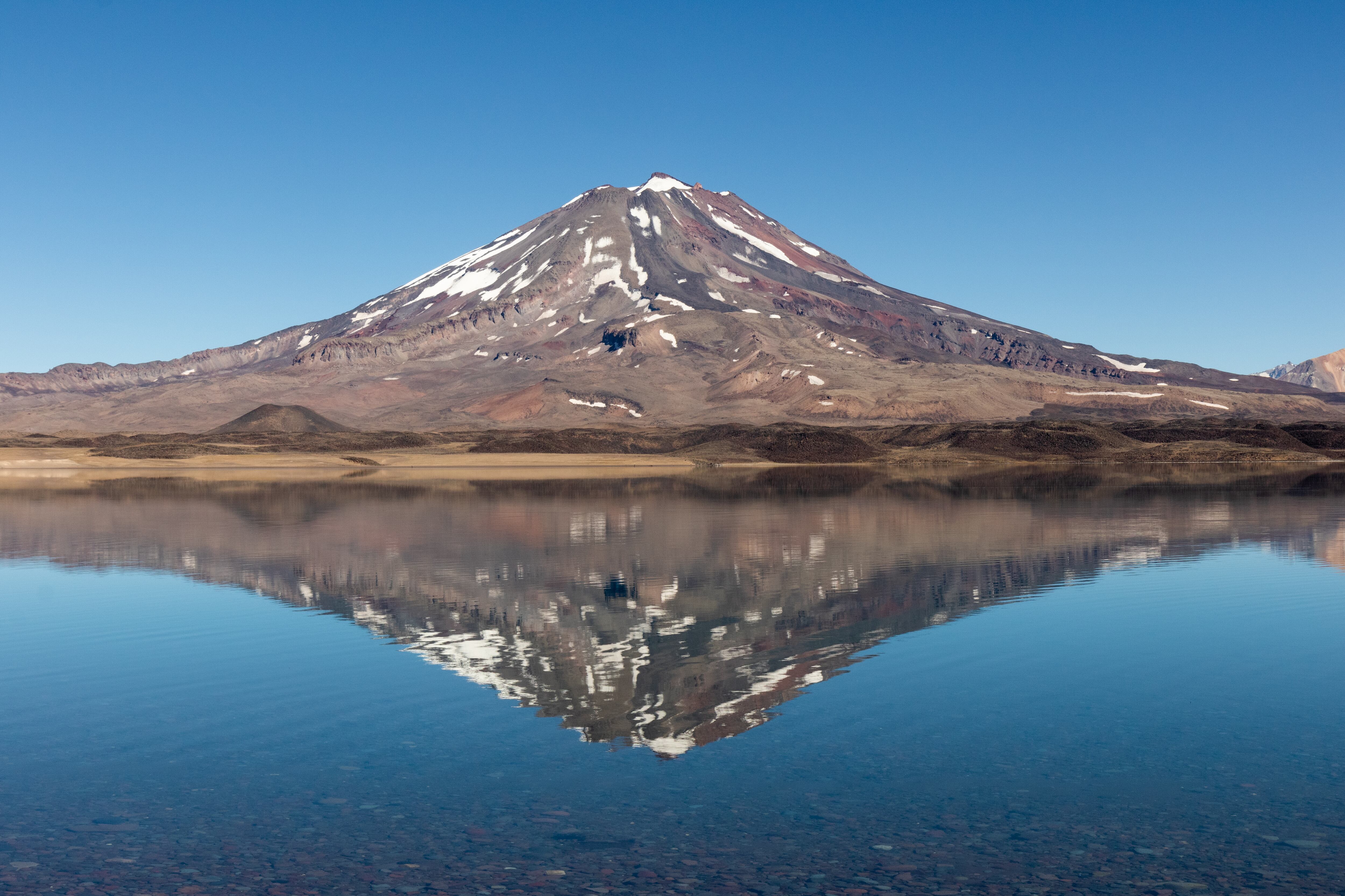 Al reflejarse el volcán en el espejo de agua, es posible ver una figura romboidal (de diamante) que da origen al nombre a esta reserva