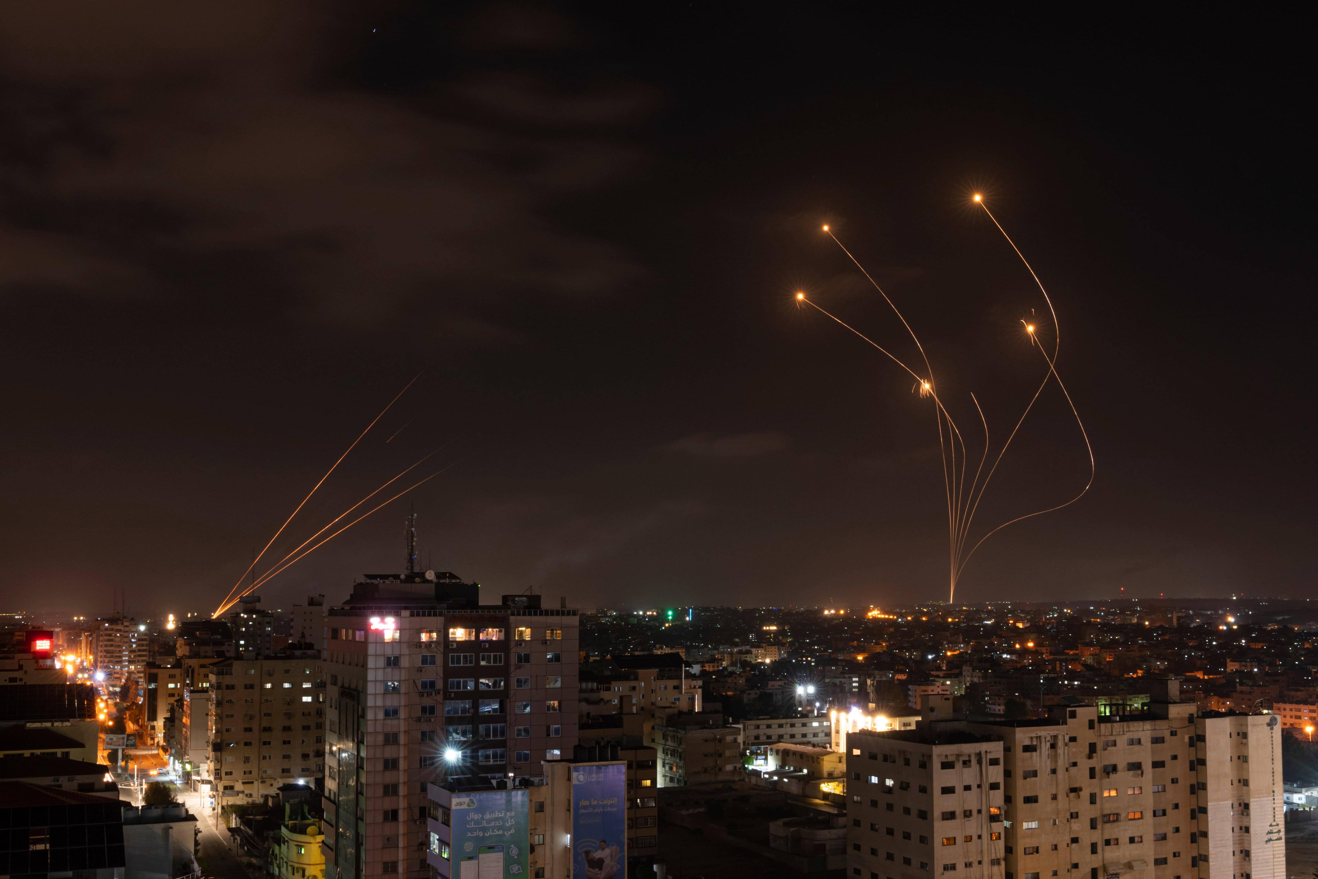 ARCHIVO - Cohetes disparados desde Gaza e interceptados por el sistema antimisiles israelí Cúpula de Hierro sobre el cielo israelí se ven desde la Ciudad de Gaza, el 13 de mayo de 2023. (AP foto/Fatima Shbair, archivo)