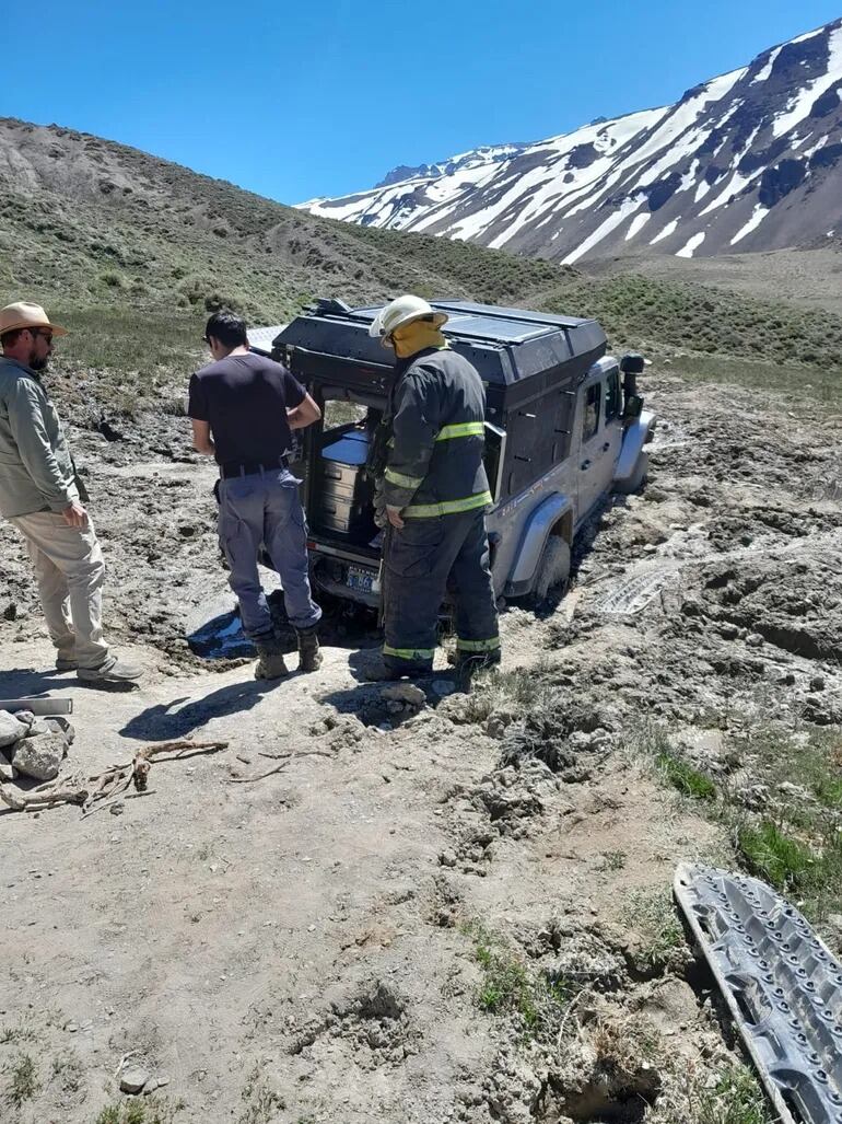 La camioneta quedó atrapada en el barro.