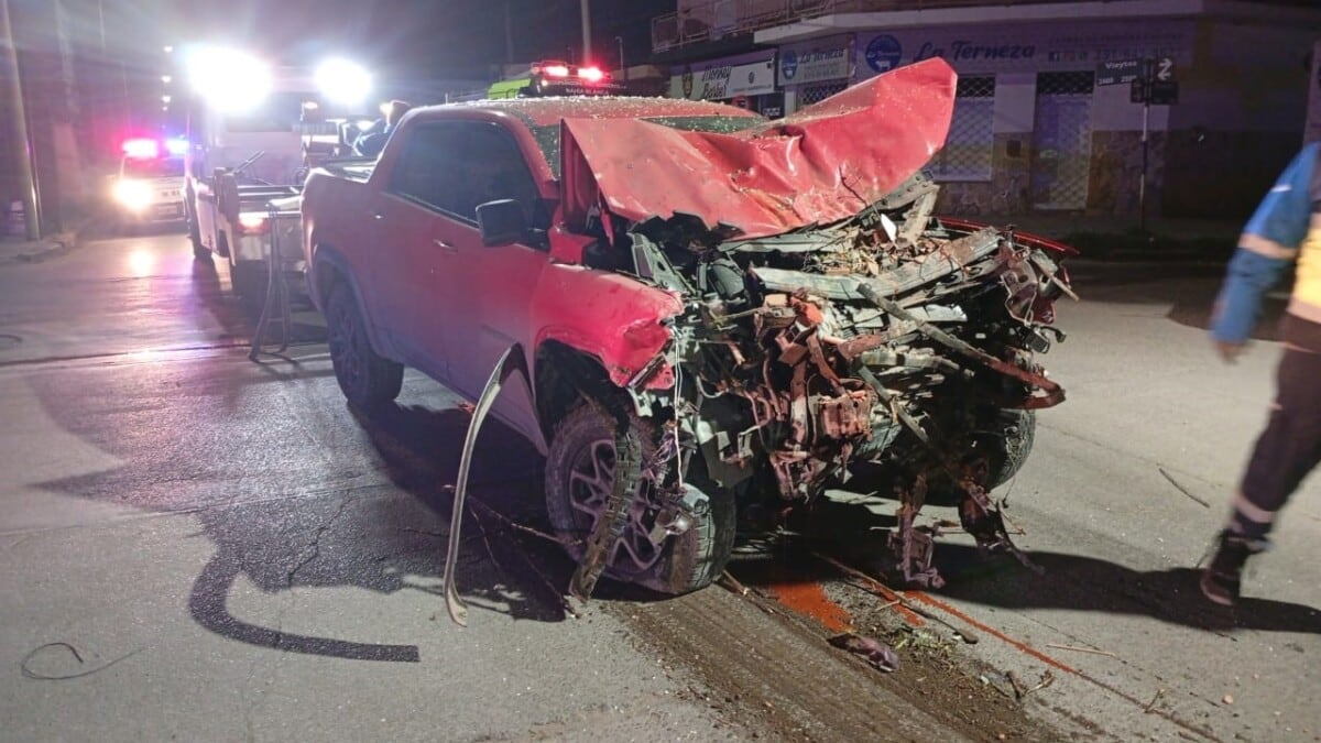 La camioneta sufrió graves daños por el impacto