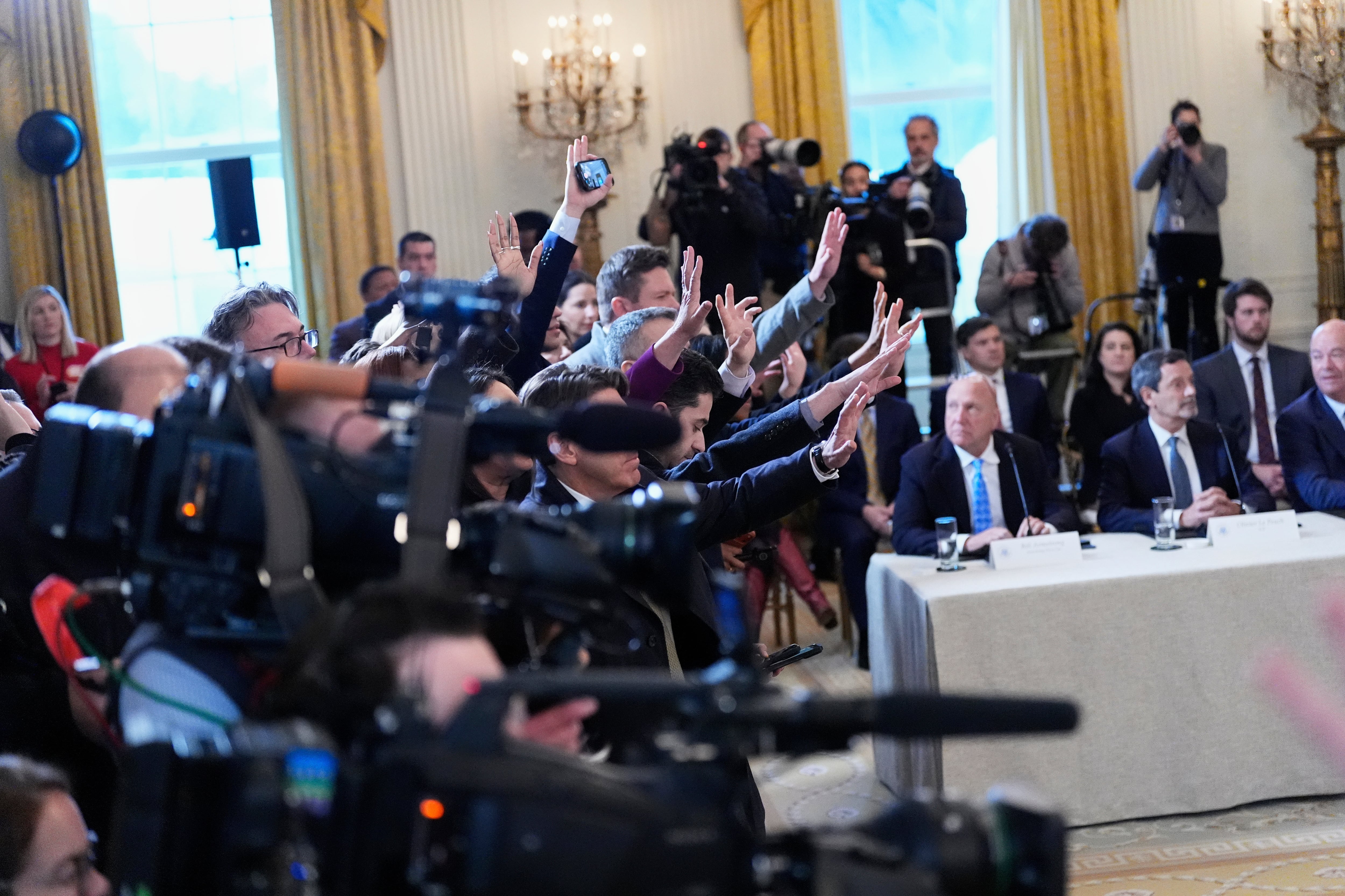 El presidente de EEUU, Donald Trump, responde a preguntas de los medios de comunicación durante una reunión con ejecutivos petroleros en la Casa Blanca