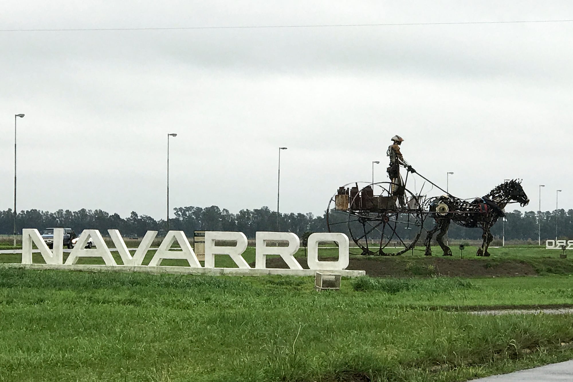 Escapada: a 150 kilómetros de Buenos Aires, un viaje que revive la época de los malones donde mataron a Dorrego 6 Enorme escultura realizada con chatarra en la entrada a Navarro