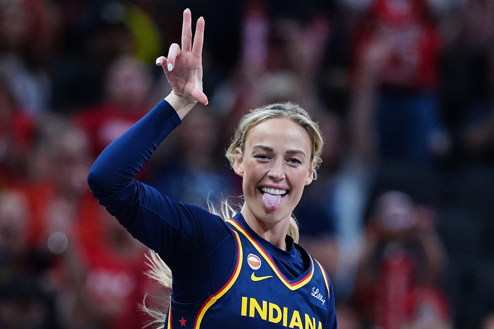 Sophie Cunningham, la basquetbolista villana que rechaza a las deportistas trans y agotó su línea de zapatillas