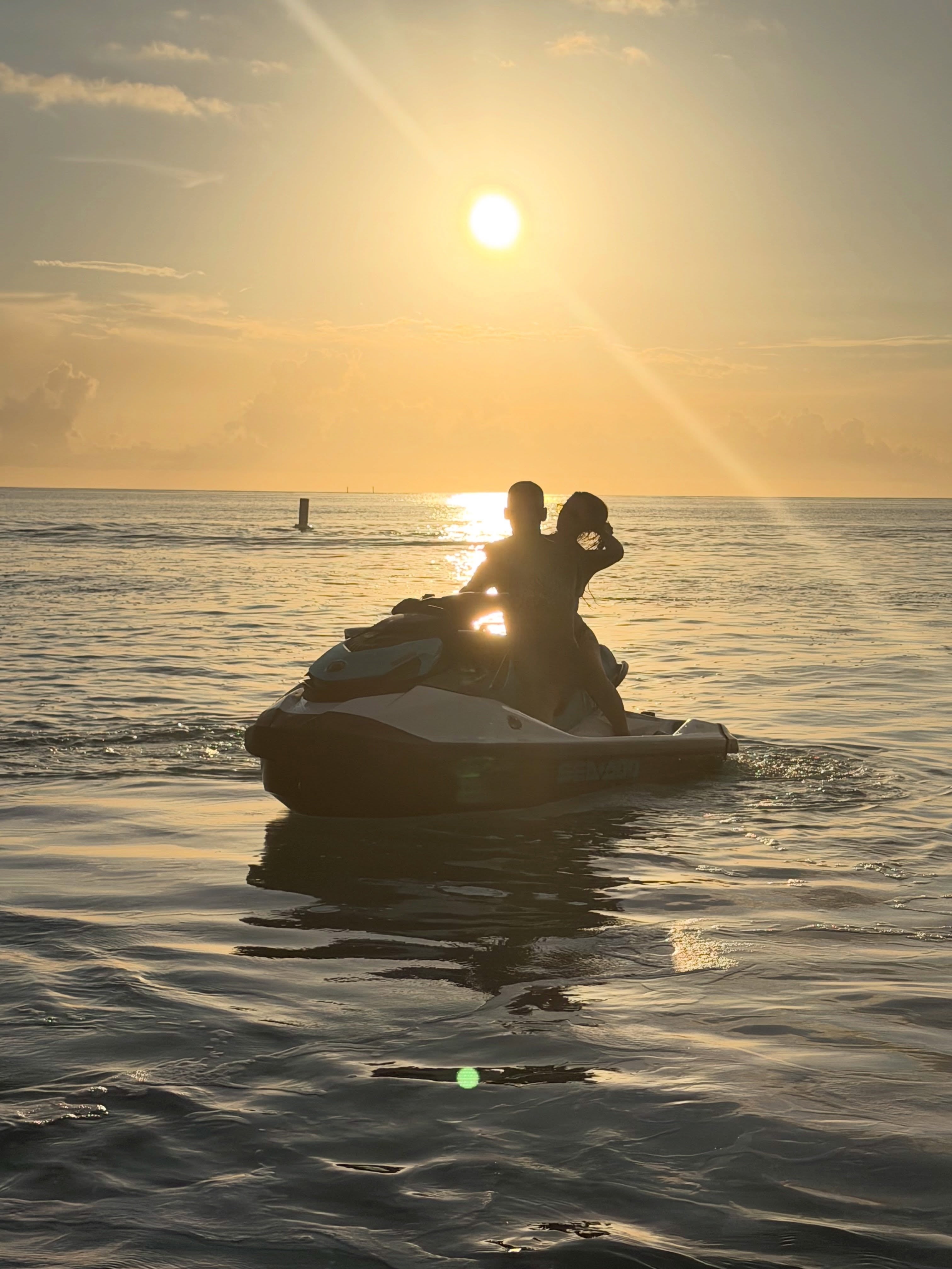 La pareja realizó un paseo en una moto de agua con la puesta de sol de fondo (Foto: Instagram @cutiromero2)