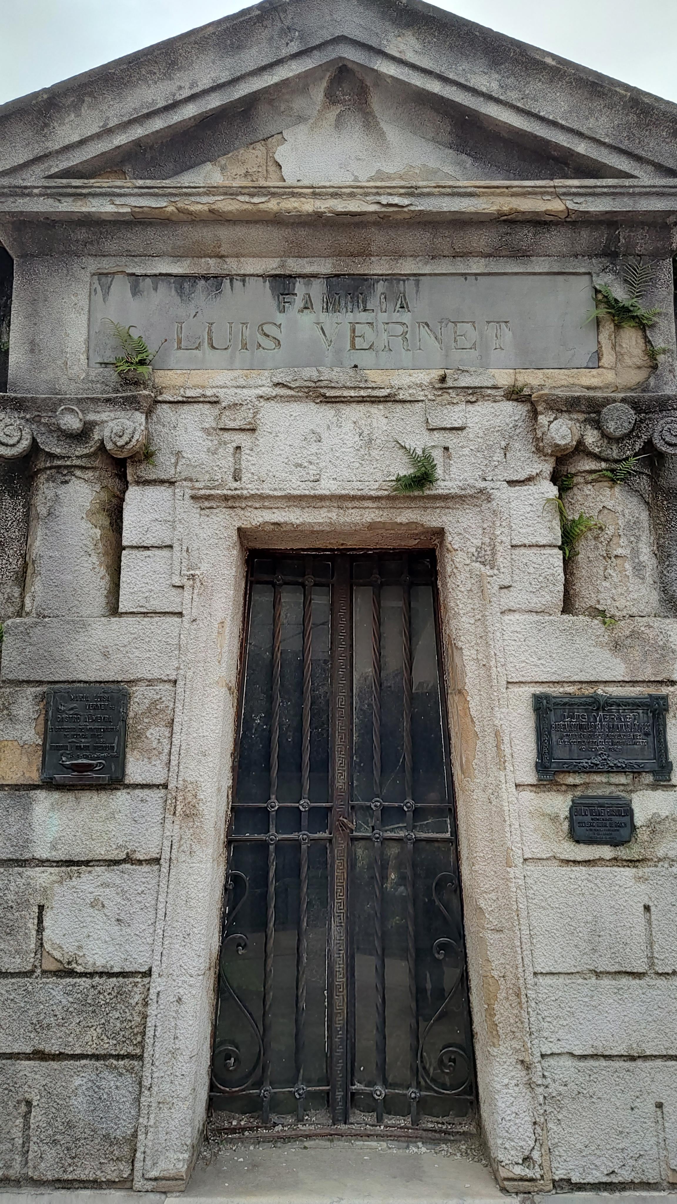 La tumba de Luis Vernet en el cementerio de la Recoleta