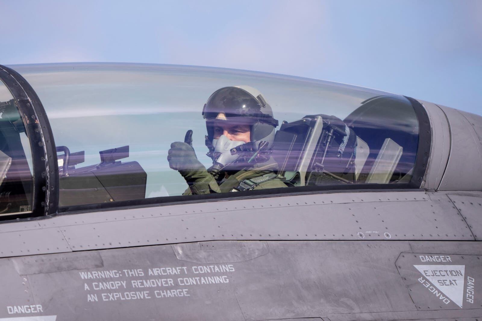 Luis Petri, en uno de los aviones que la Argentina le compró a Dinamarca (Foto: X @MindefArg)