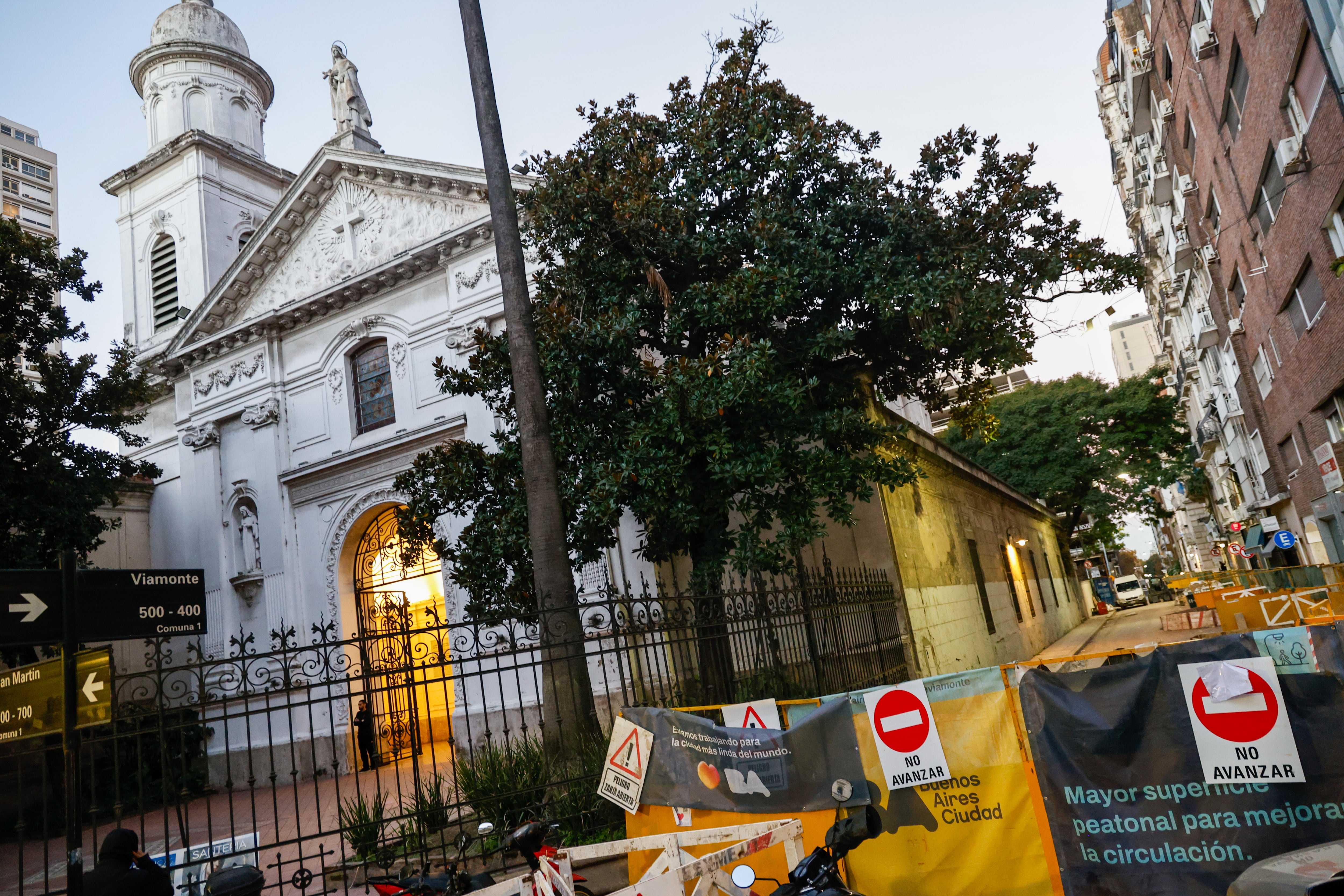 Por la tarde, los vecinos se acercaban a preguntar qué estaba ocurriendo y por qué la iglesia estaba cerrada